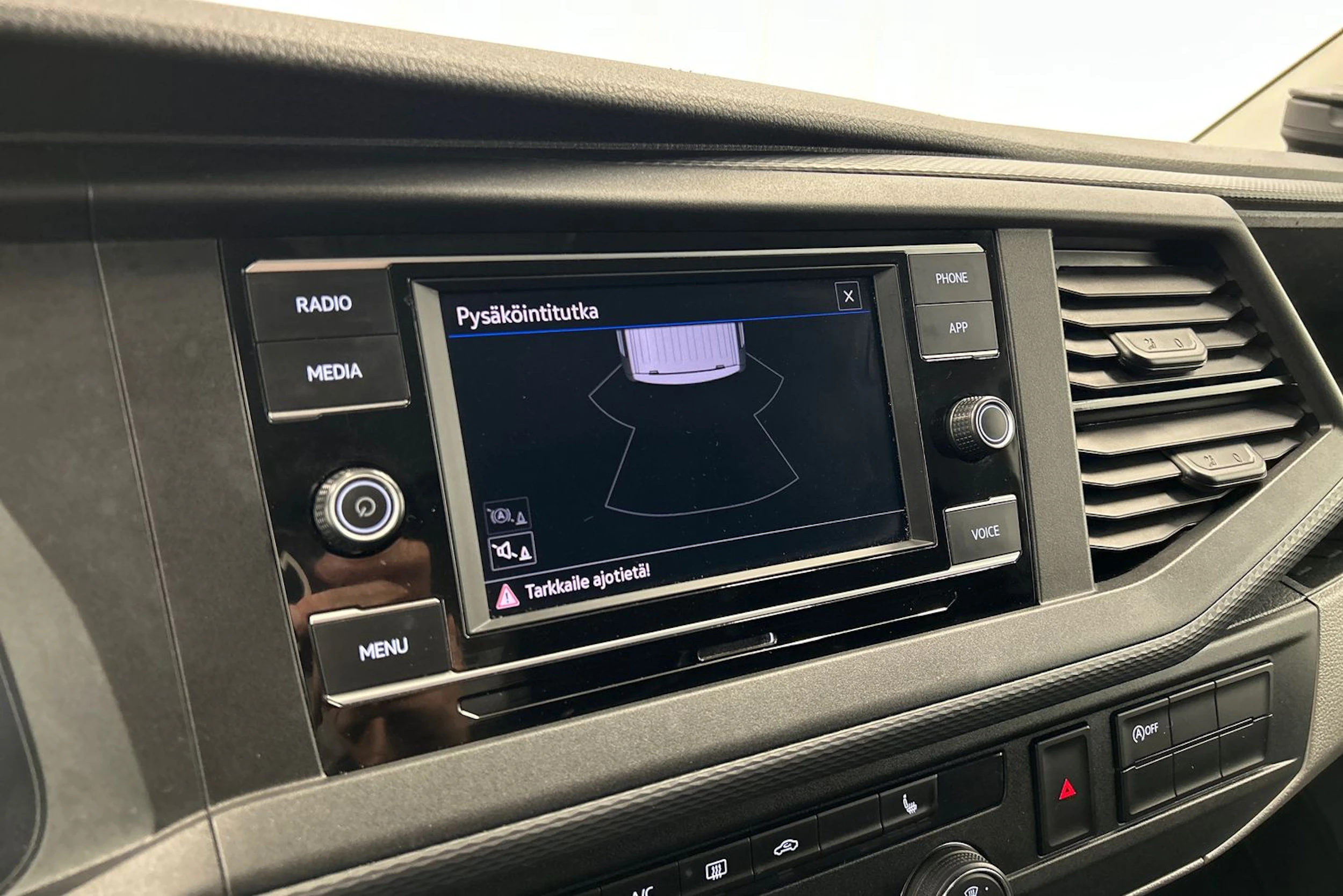 valkoinen Volkswagen Transporter 2024 kuva 15.