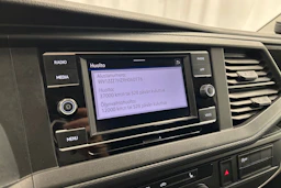 valkoinen Volkswagen Transporter 2024 kuva 16.