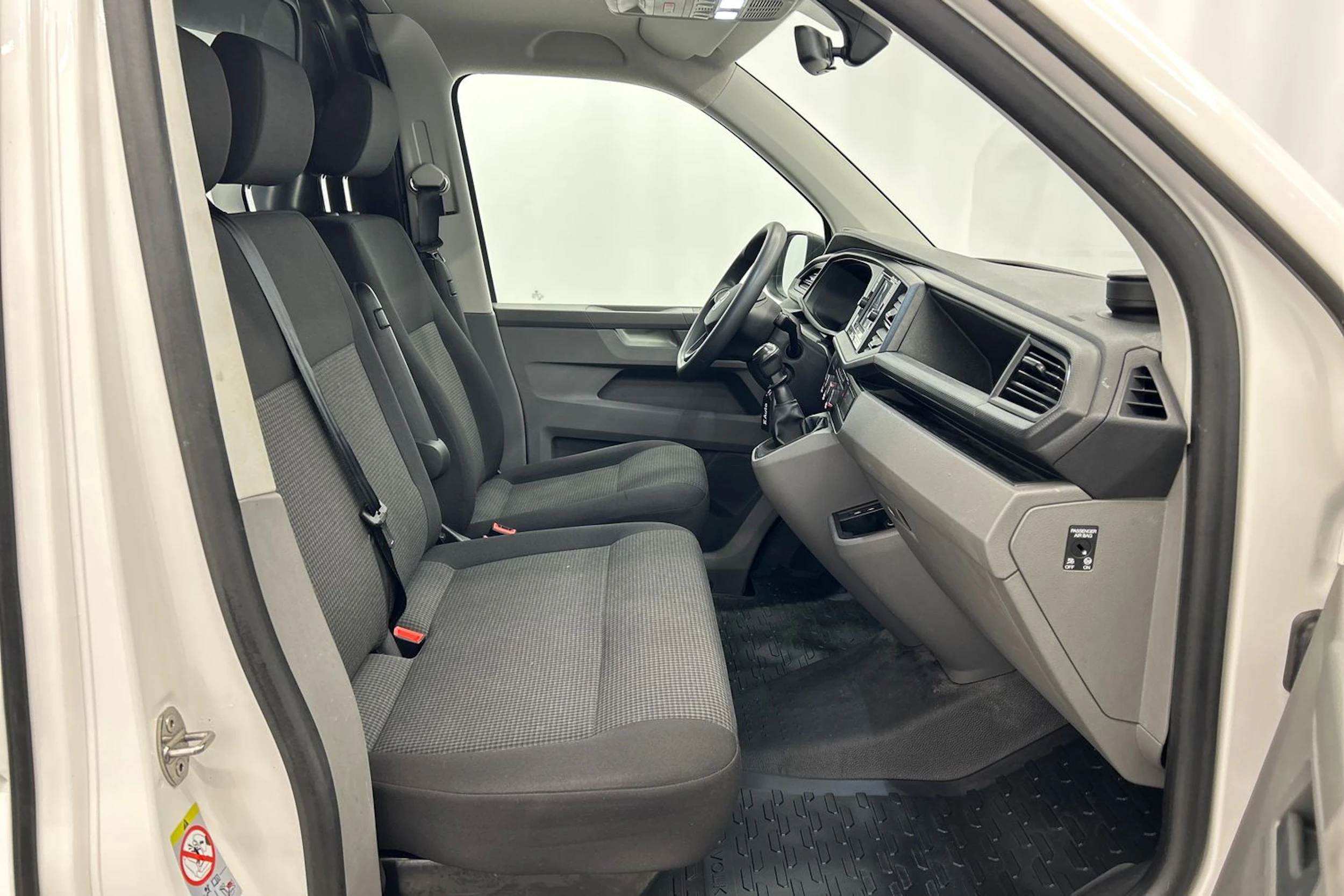 valkoinen Volkswagen Transporter 2024 kuva 19.