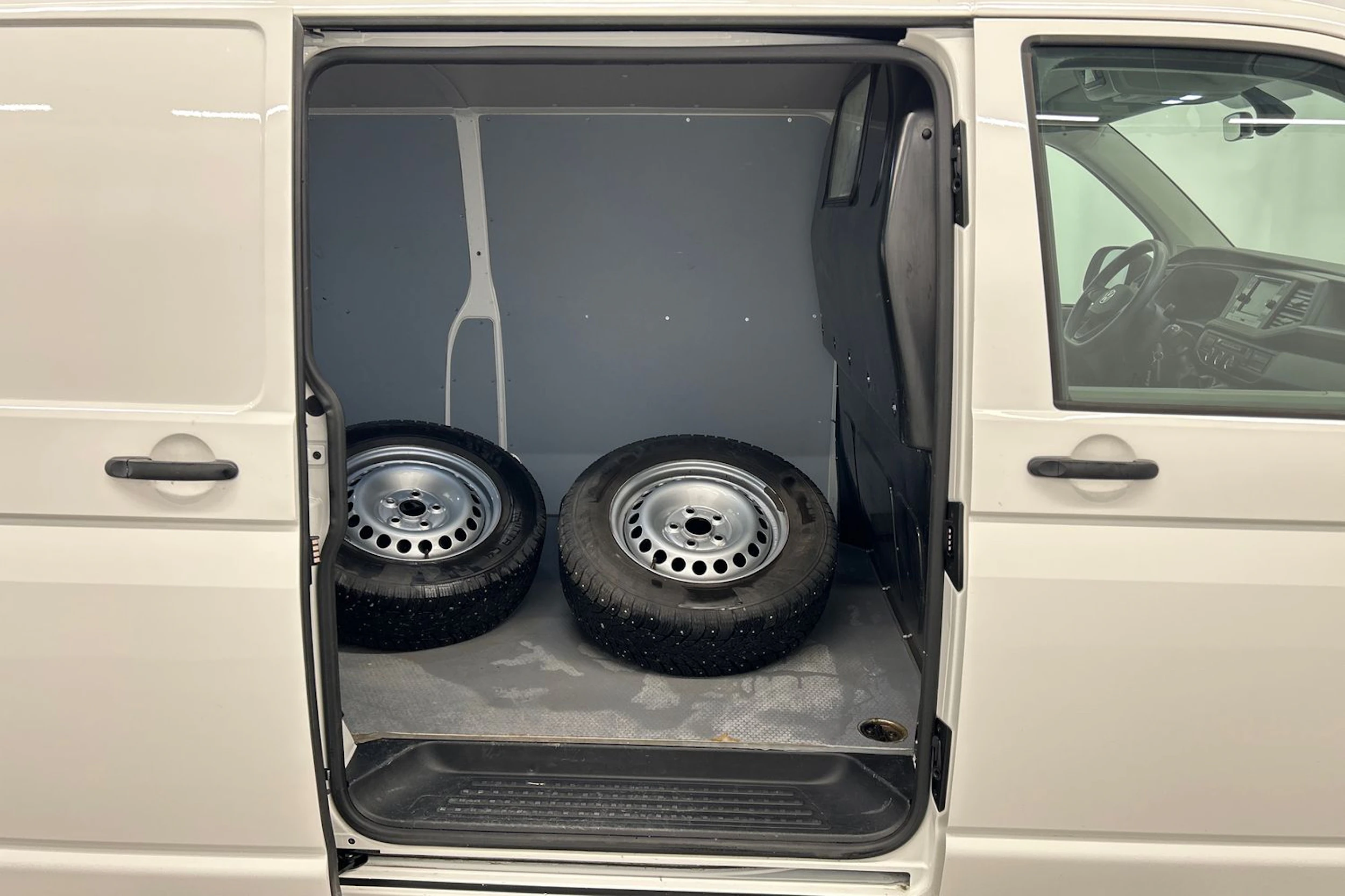 valkoinen Volkswagen Transporter 2024 kuva 20.