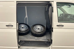 valkoinen Volkswagen Transporter 2024 kuva 20.