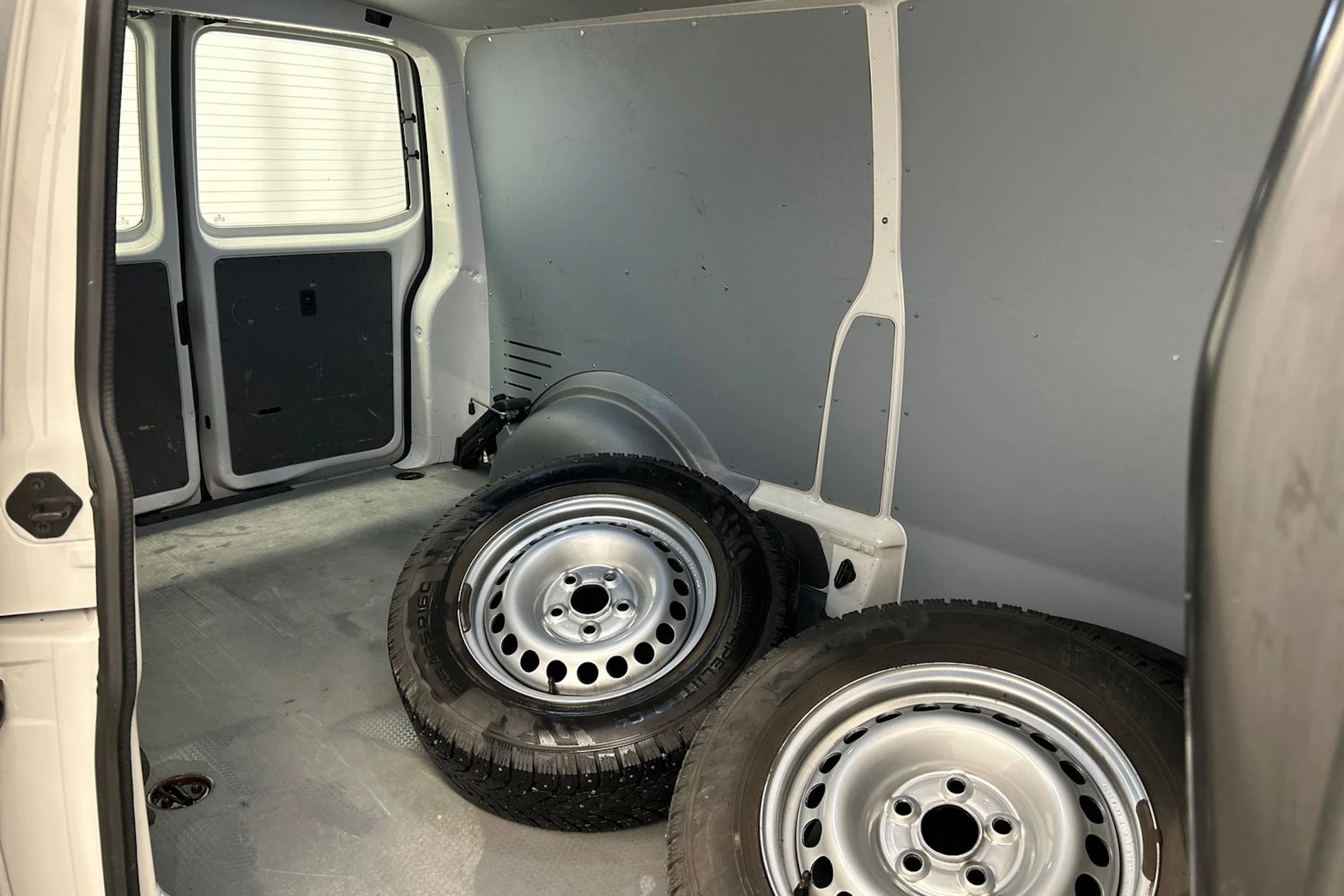 valkoinen Volkswagen Transporter 2024 kuva 21.