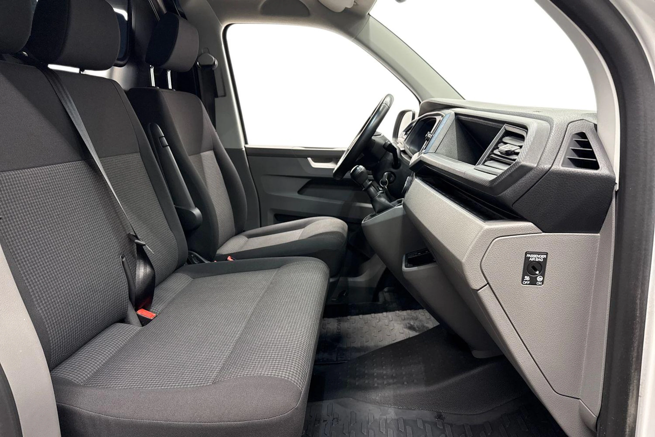 valkoinen Volkswagen Transporter 2024 kuva 11.