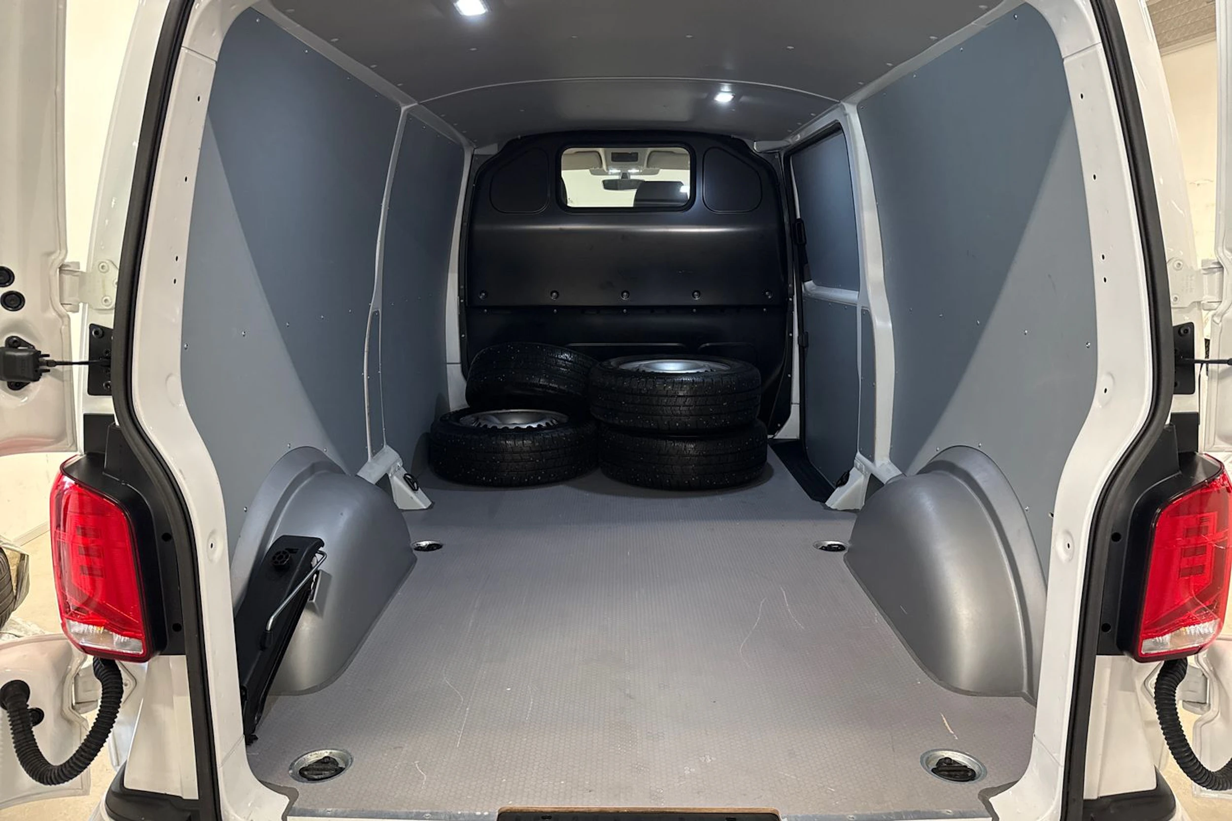 valkoinen Volkswagen Transporter 2024 kuva 15.