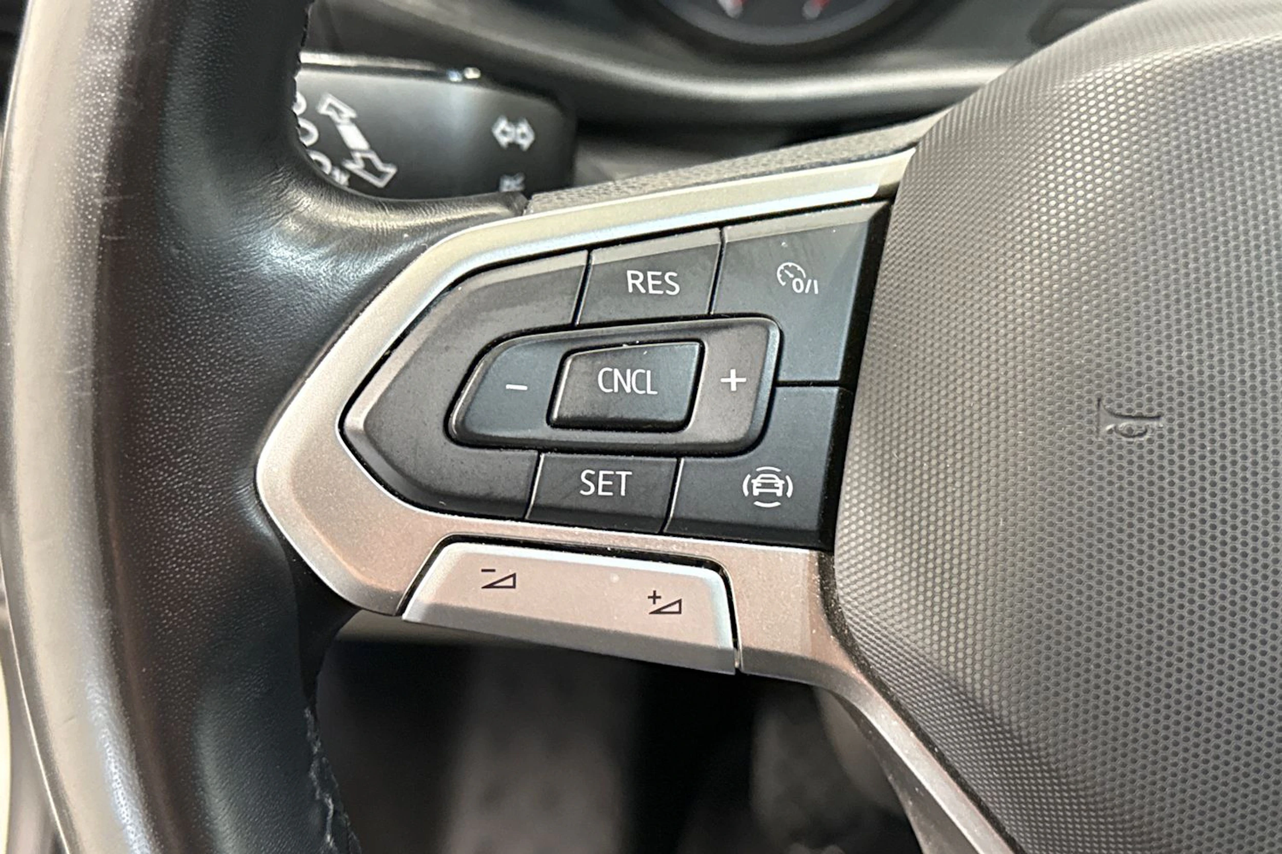 valkoinen Volkswagen Transporter 2024 kuva 16.