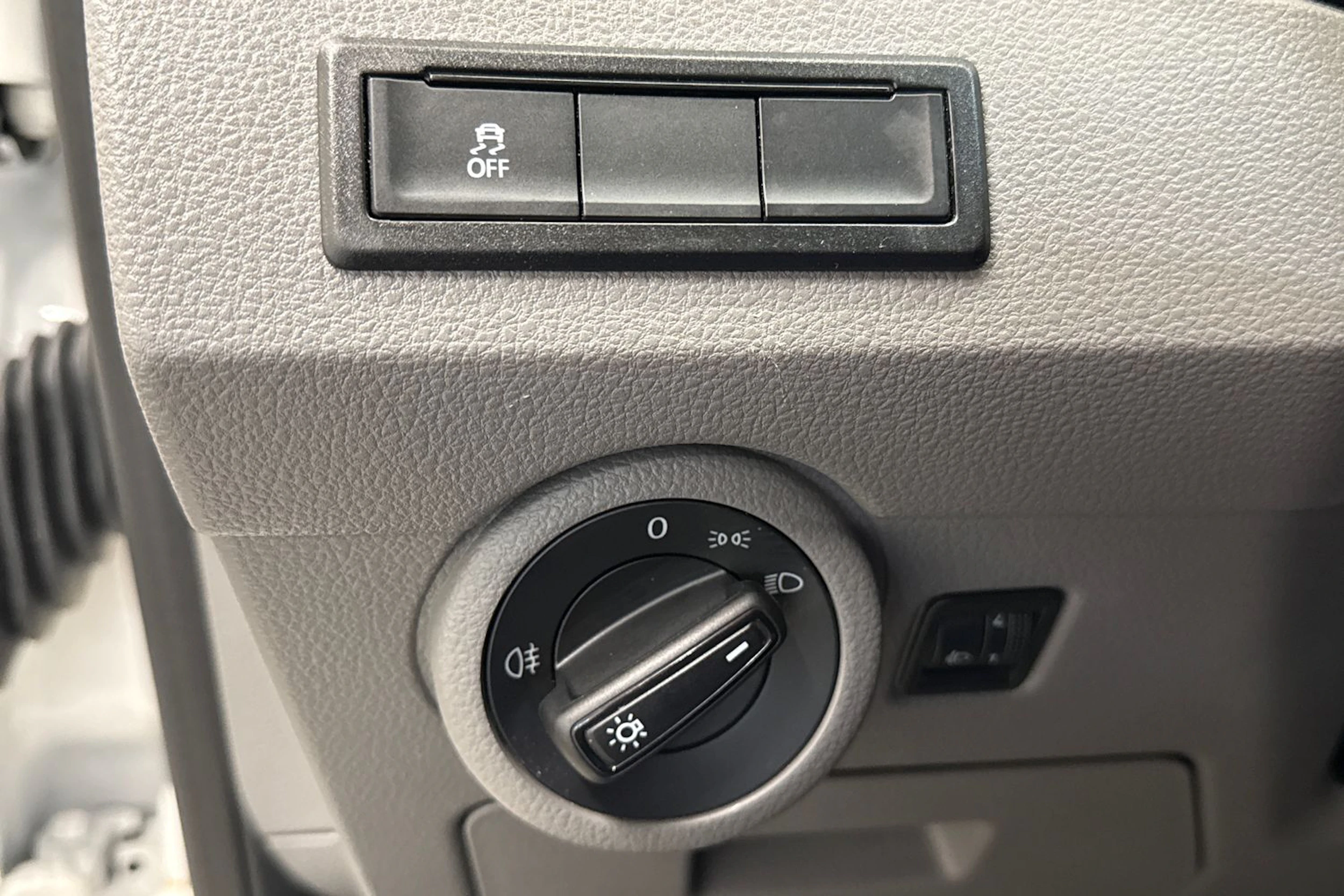 valkoinen Volkswagen Transporter 2024 kuva 18.