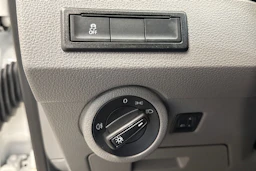 valkoinen Volkswagen Transporter 2024 kuva 18.