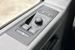 valkoinen Volkswagen Transporter 2024 kuva 19.