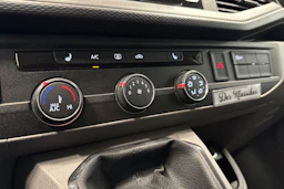 valkoinen Volkswagen Transporter 2024 kuva 20.