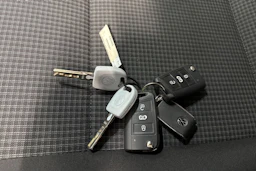 valkoinen Volkswagen Transporter 2024 kuva 24.