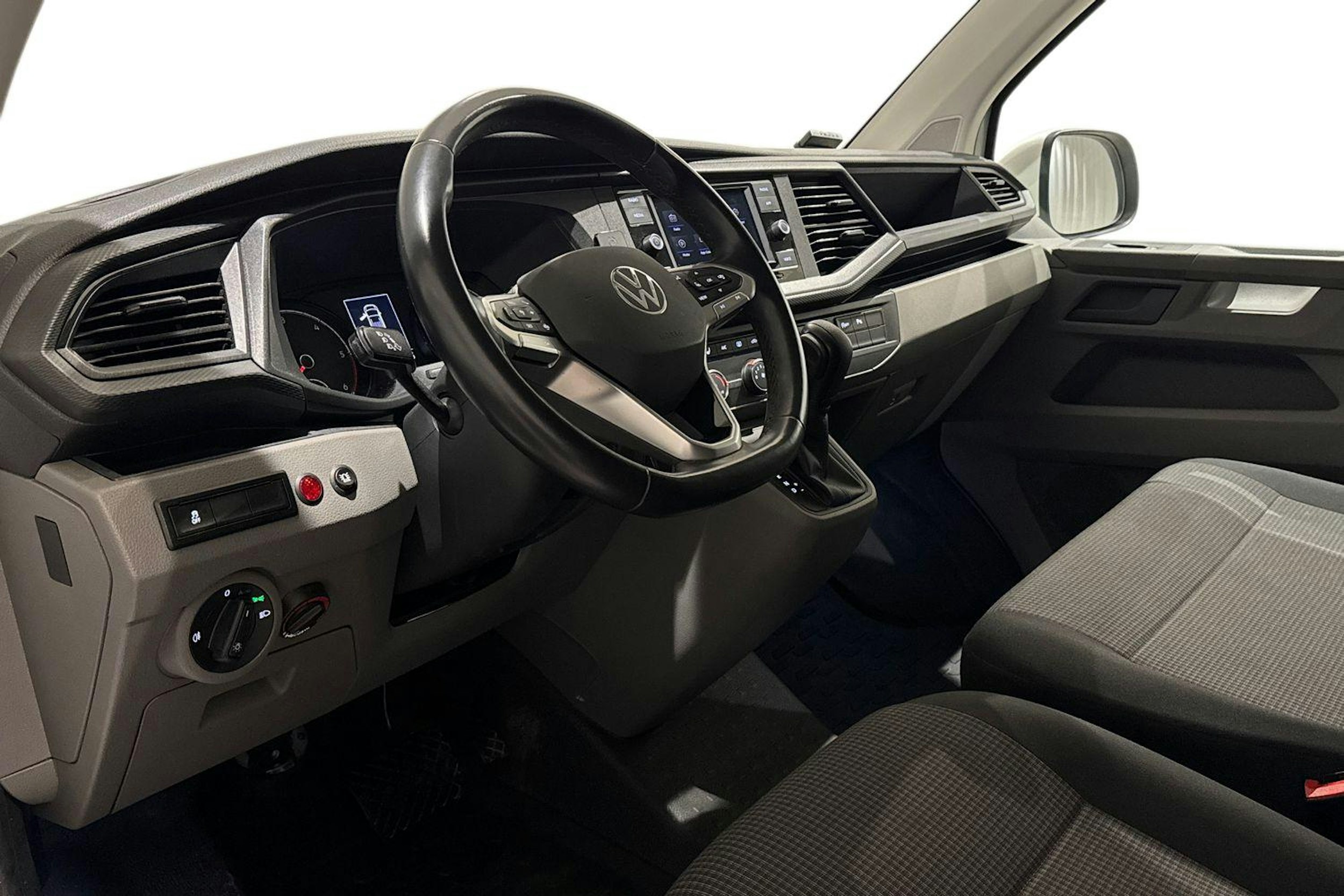 valkoinen Volkswagen Transporter 2024 kuva 8.