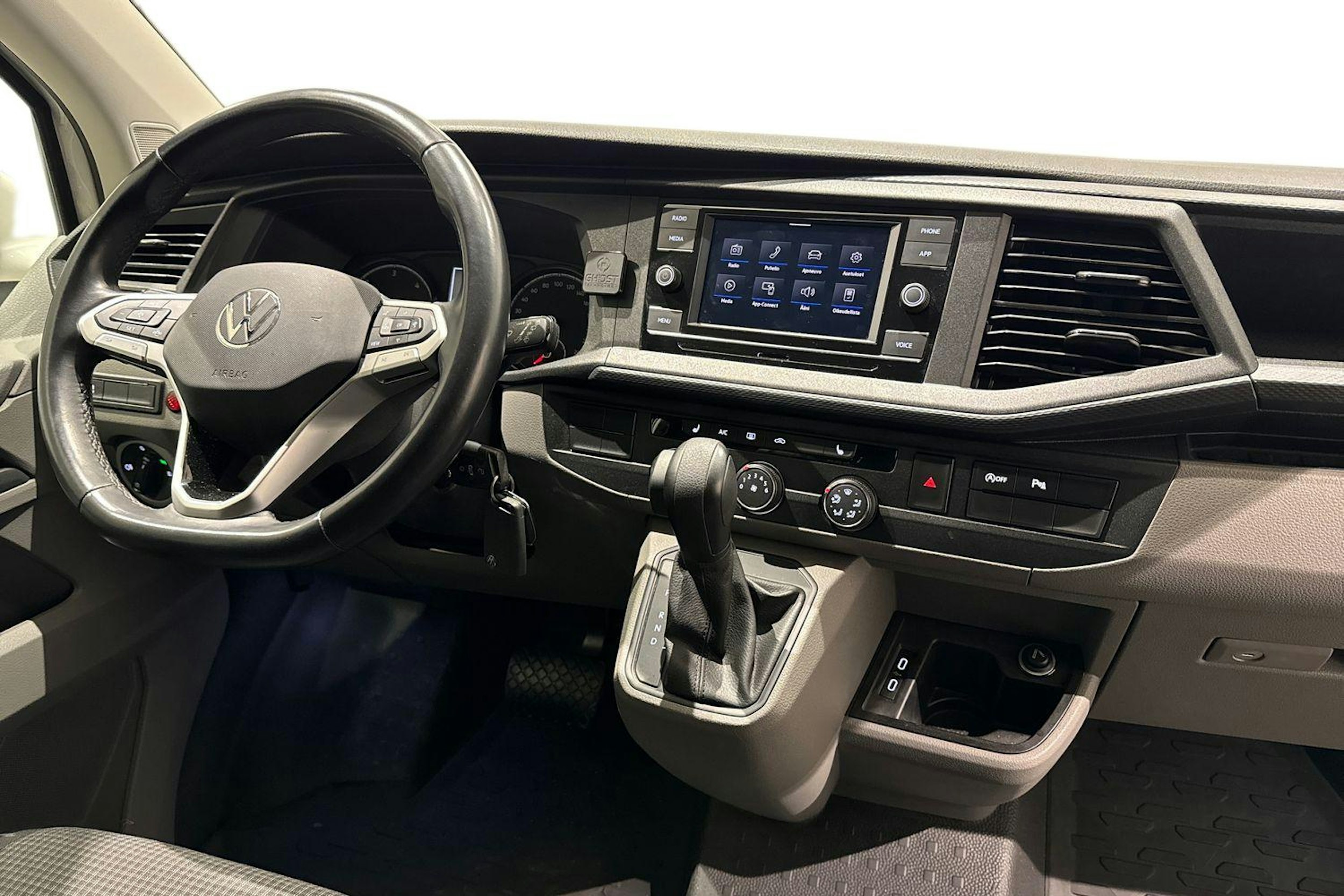 valkoinen Volkswagen Transporter 2024 kuva 9.