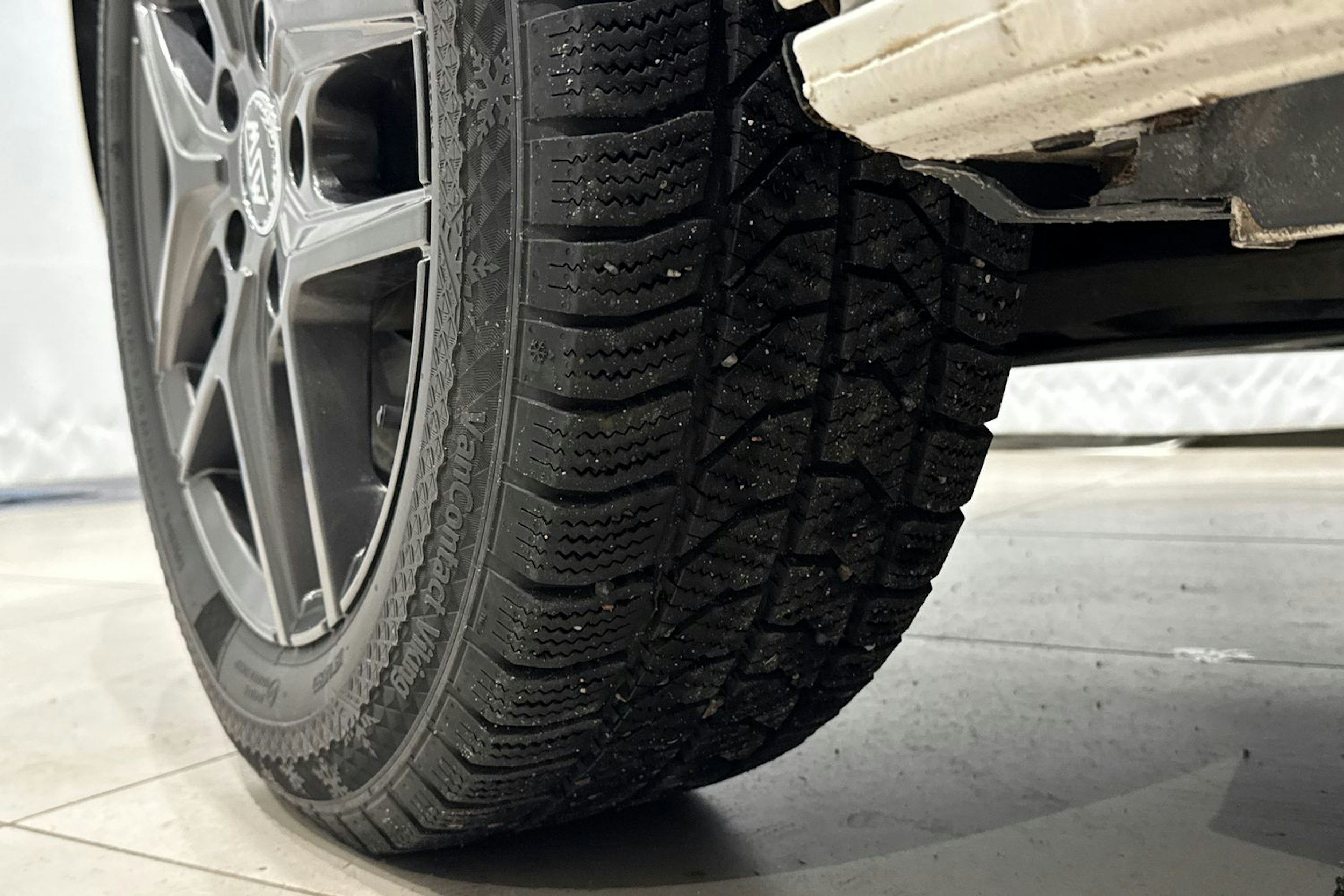 valkoinen Volkswagen Transporter 2024 kuva 12.