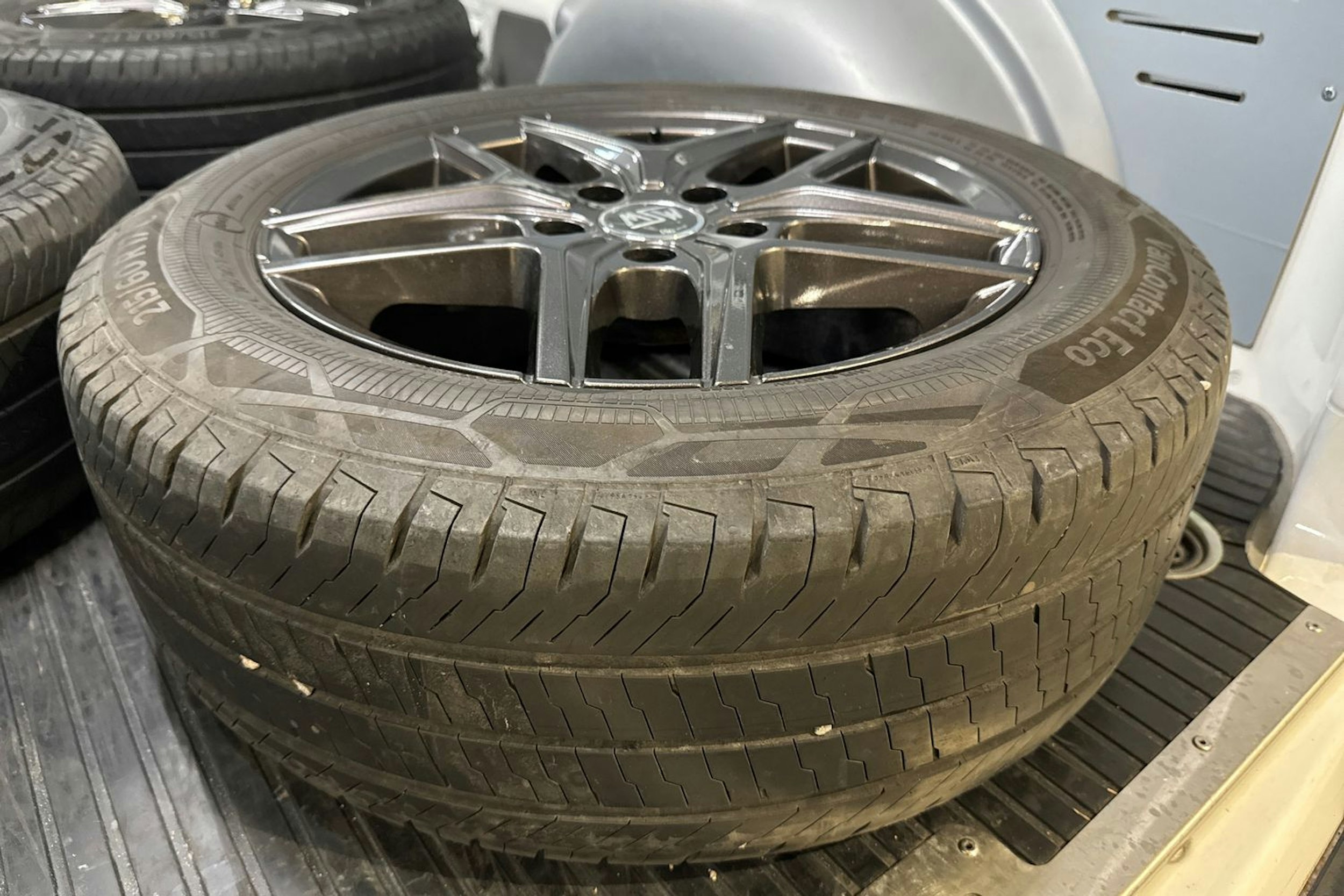 valkoinen Volkswagen Transporter 2024 kuva 14.