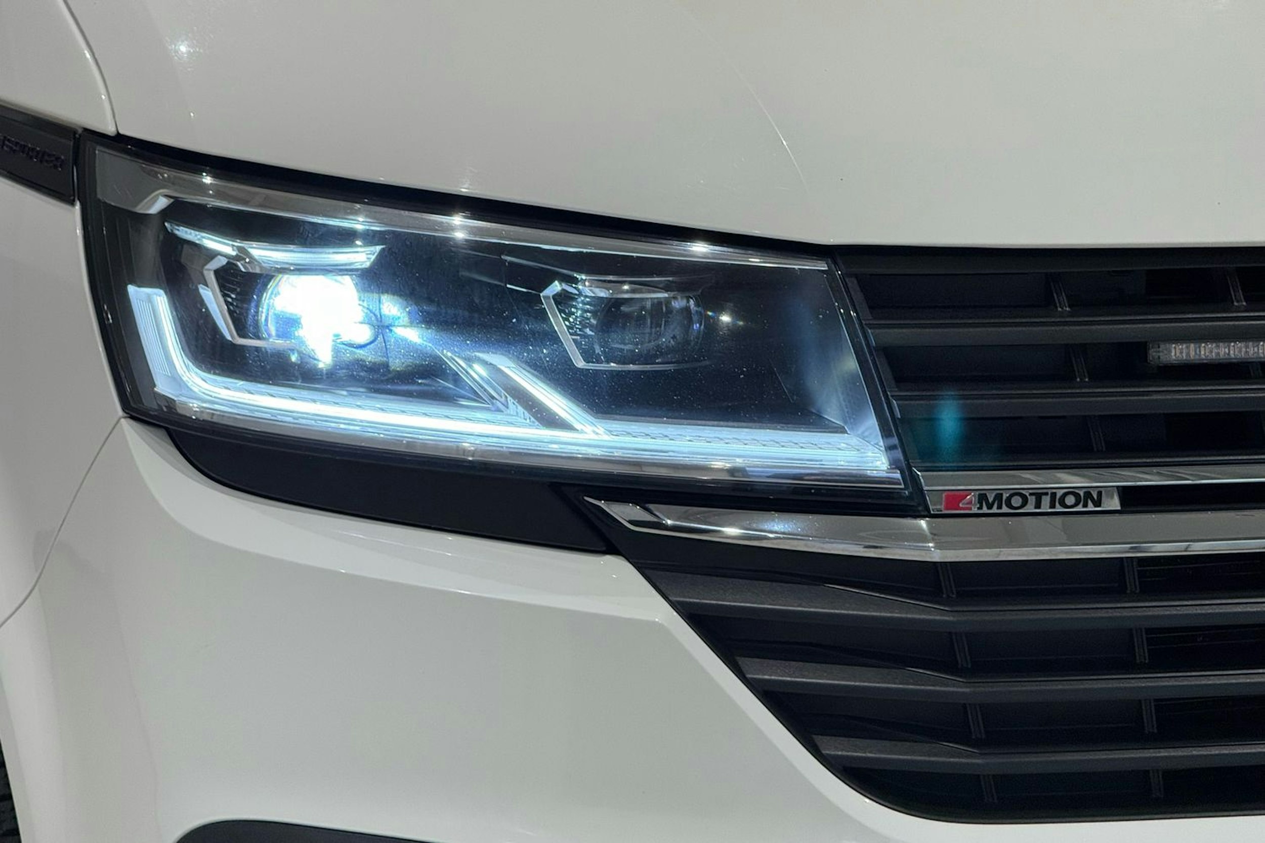 valkoinen Volkswagen Transporter 2024 kuva 15.