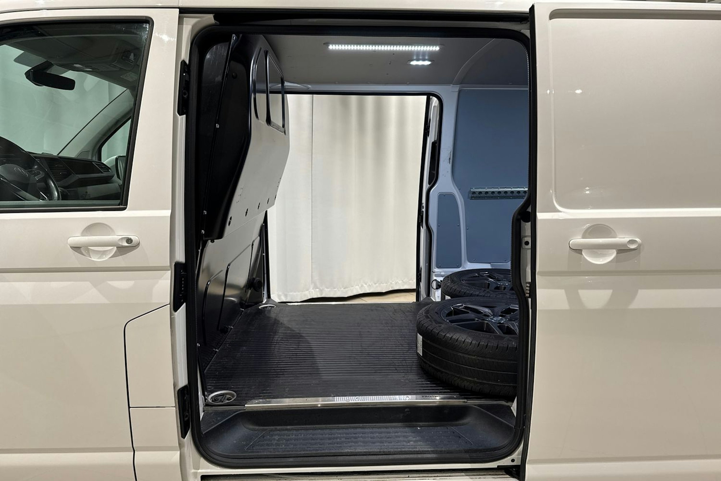 valkoinen Volkswagen Transporter 2024 kuva 17.