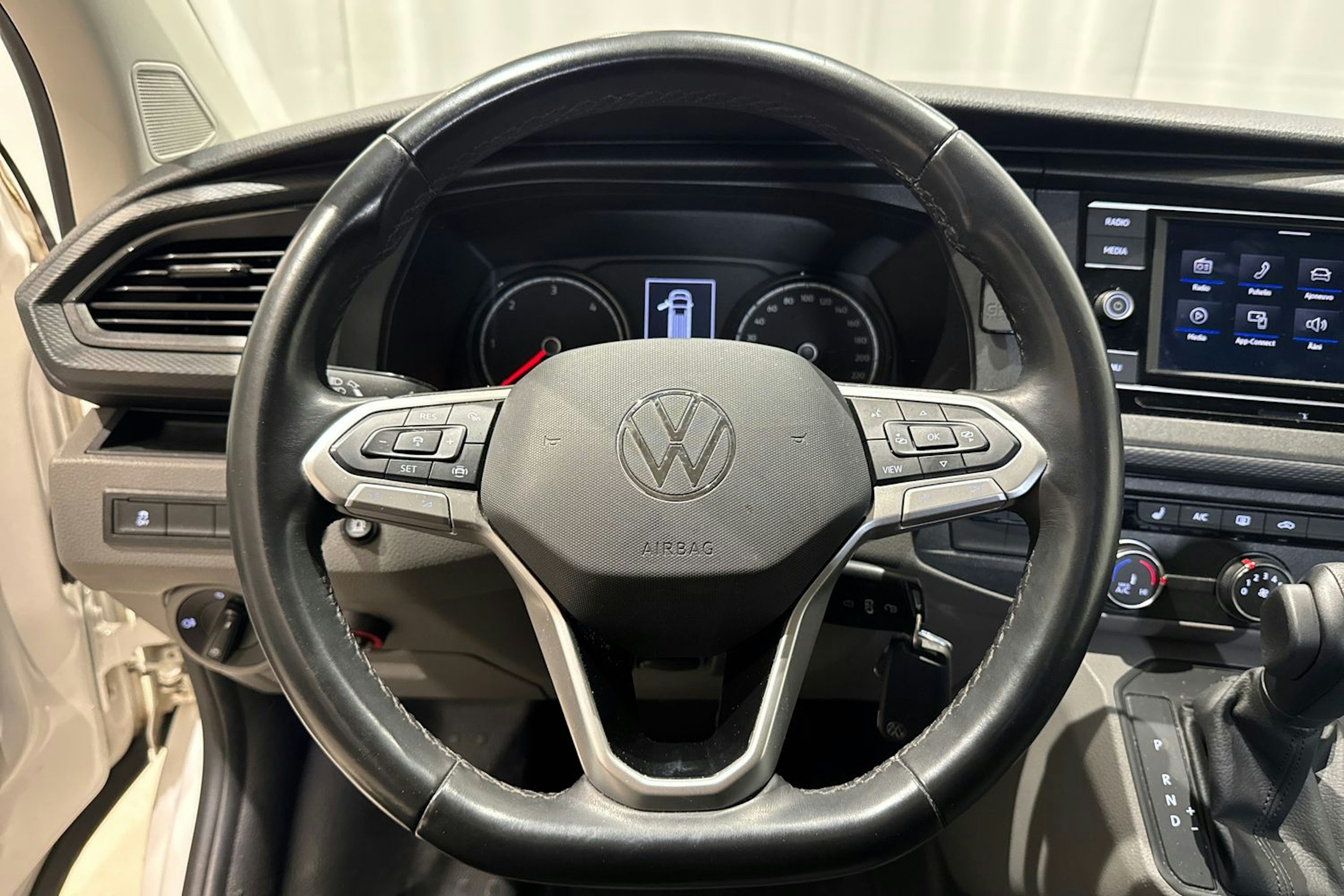 valkoinen Volkswagen Transporter 2024 kuva 18.