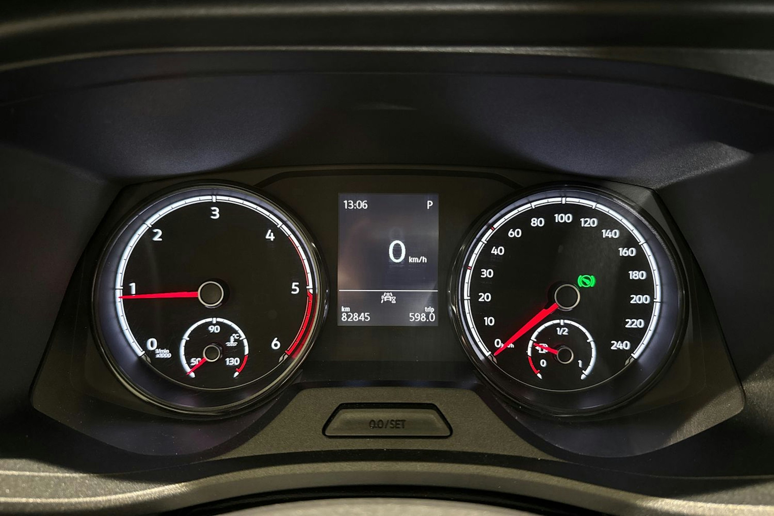 valkoinen Volkswagen Transporter 2024 kuva 20.