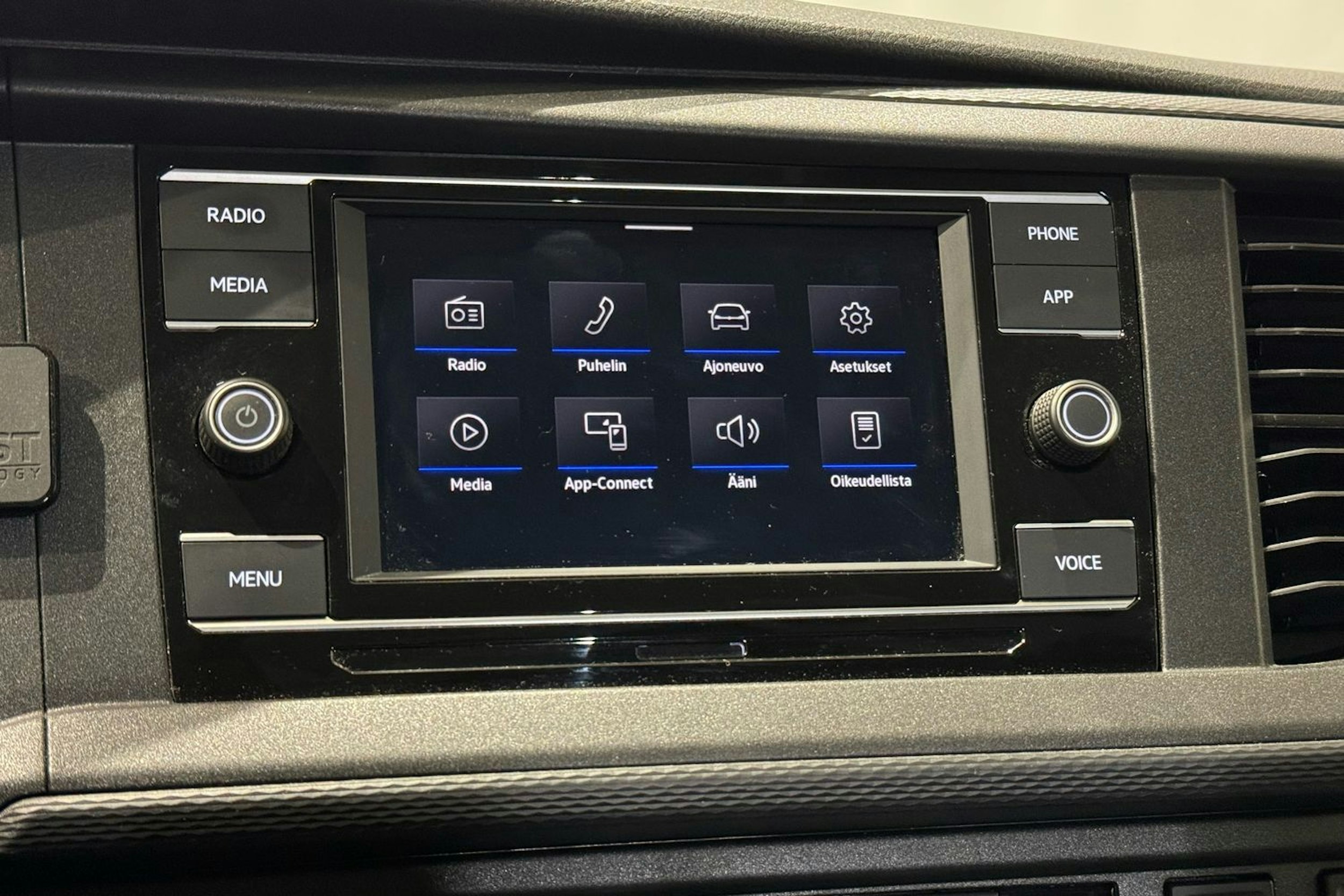 valkoinen Volkswagen Transporter 2024 kuva 21.