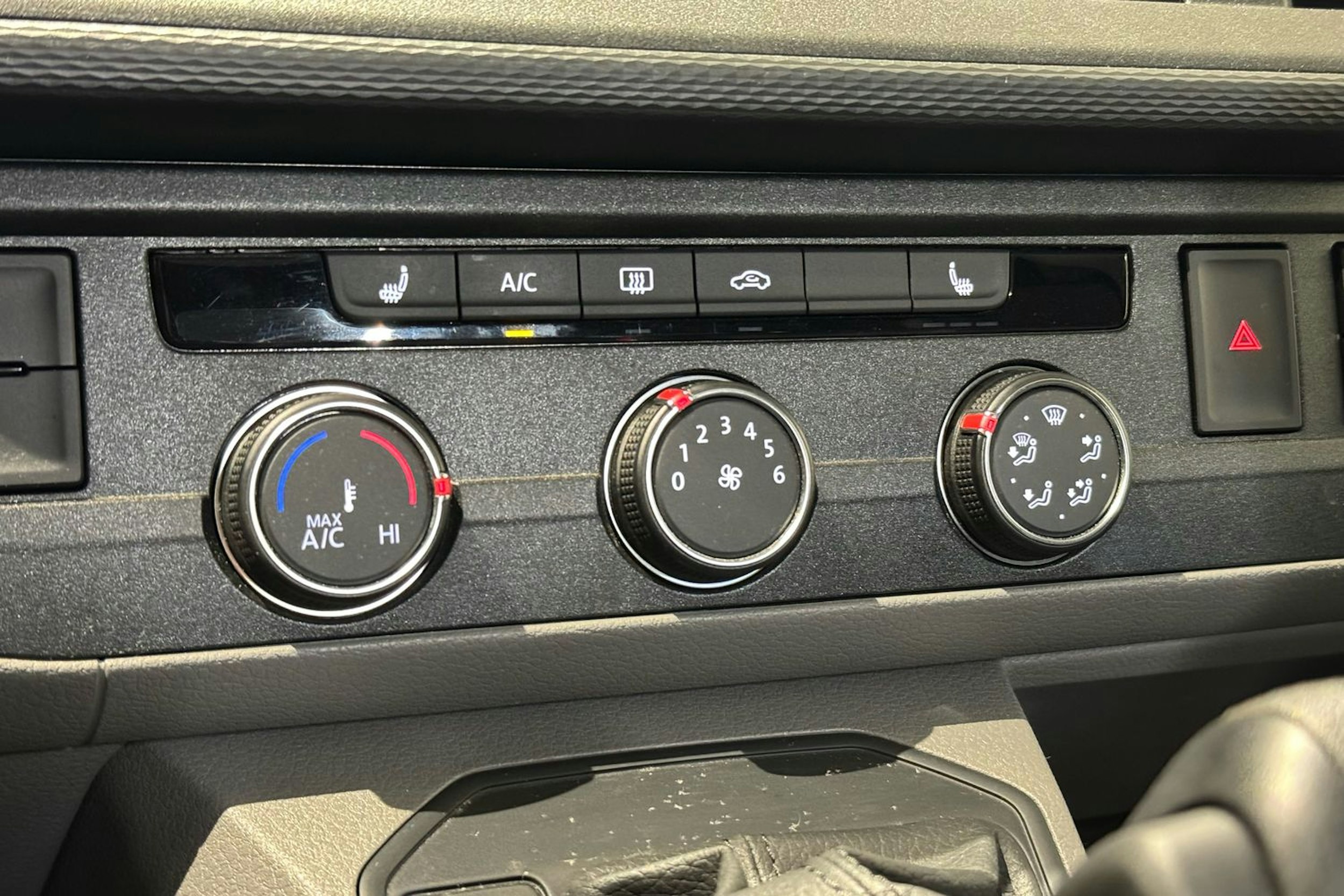 valkoinen Volkswagen Transporter 2024 kuva 25.