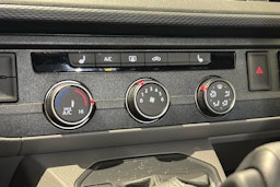 valkoinen Volkswagen Transporter 2024 kuva 25.