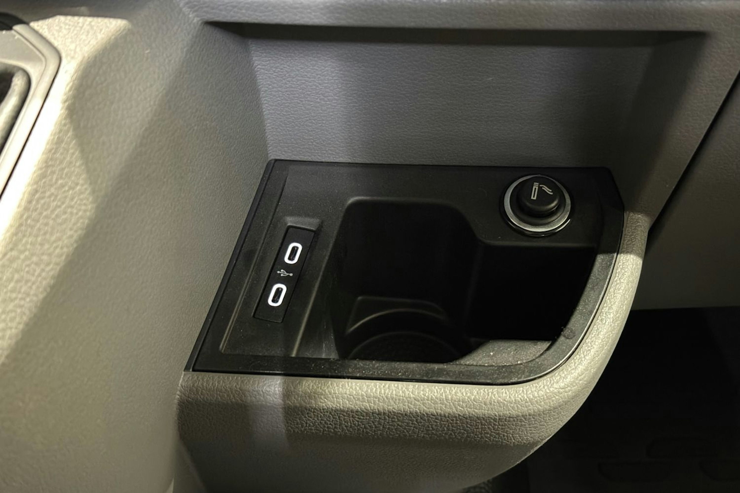 valkoinen Volkswagen Transporter 2024 kuva 27.