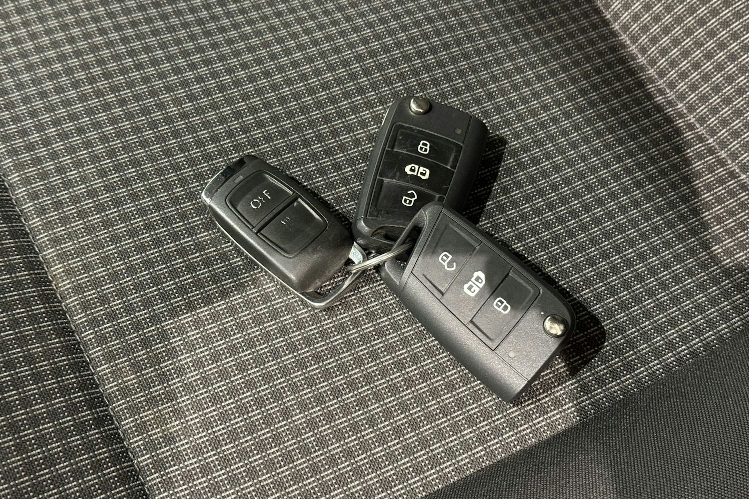 valkoinen Volkswagen Transporter 2024 kuva 28.