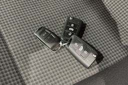 valkoinen Volkswagen Transporter 2024 kuva 28.