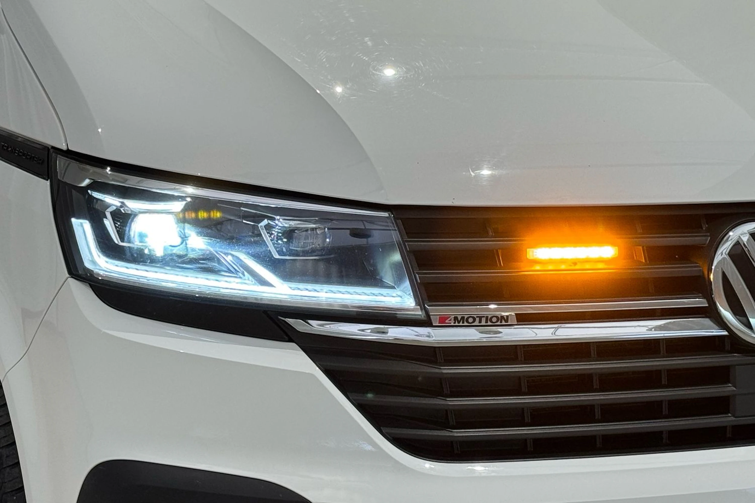 valkoinen Volkswagen Transporter 2024 kuva 15.