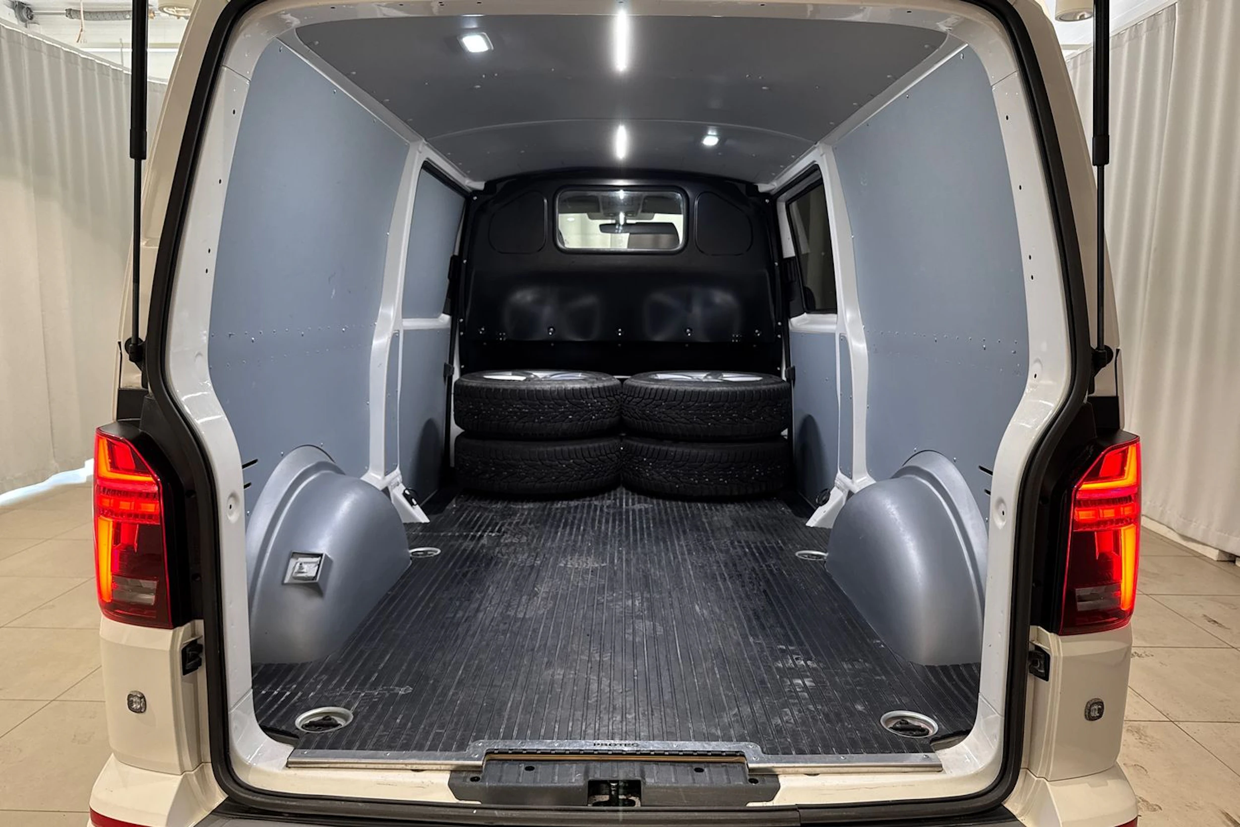 valkoinen Volkswagen Transporter 2024 kuva 16.