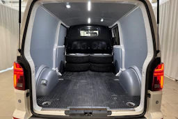 valkoinen Volkswagen Transporter 2024 kuva 16.