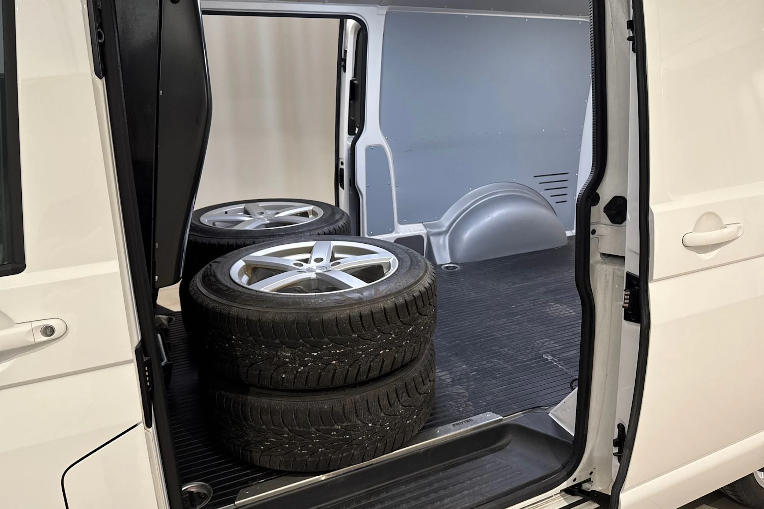 valkoinen Volkswagen Transporter 2024 kuva 17.