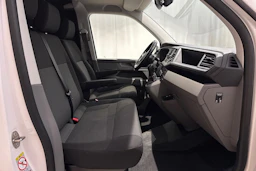 valkoinen Volkswagen Transporter 2024 kuva 18.
