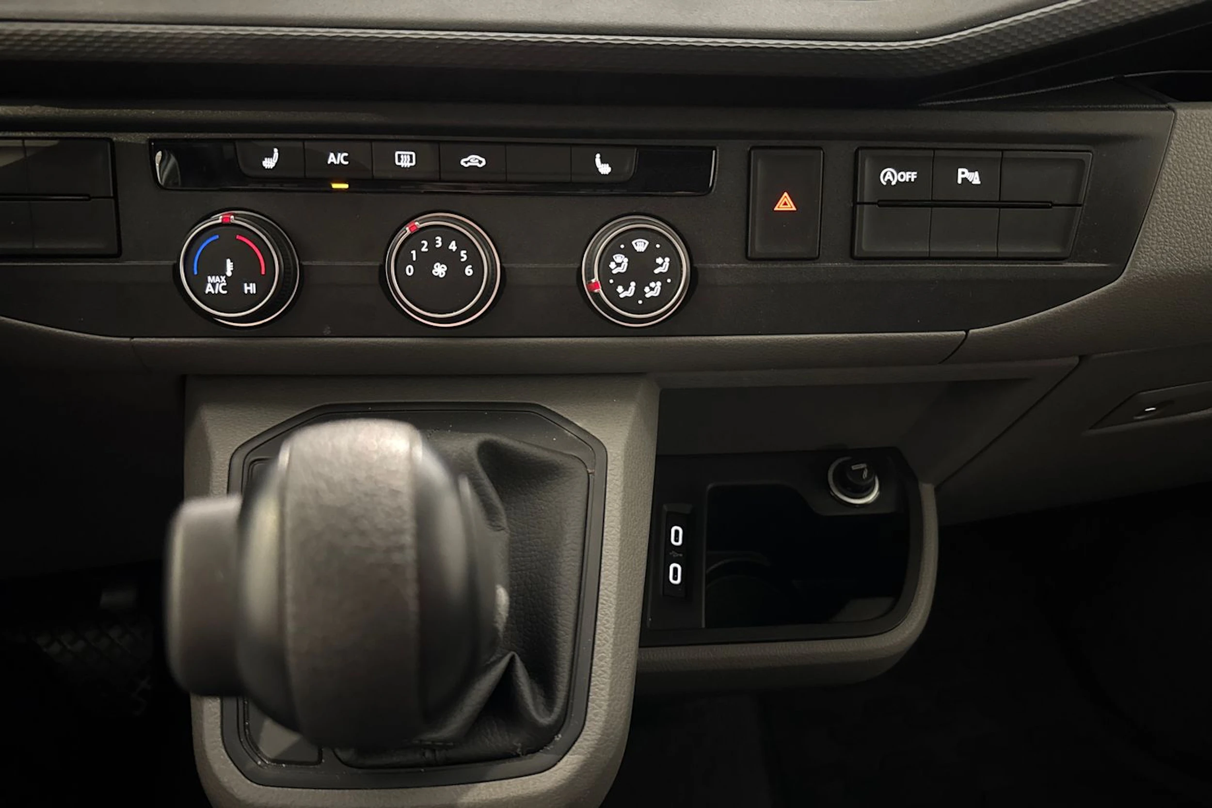 valkoinen Volkswagen Transporter 2024 kuva 27.