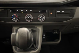 valkoinen Volkswagen Transporter 2024 kuva 27.
