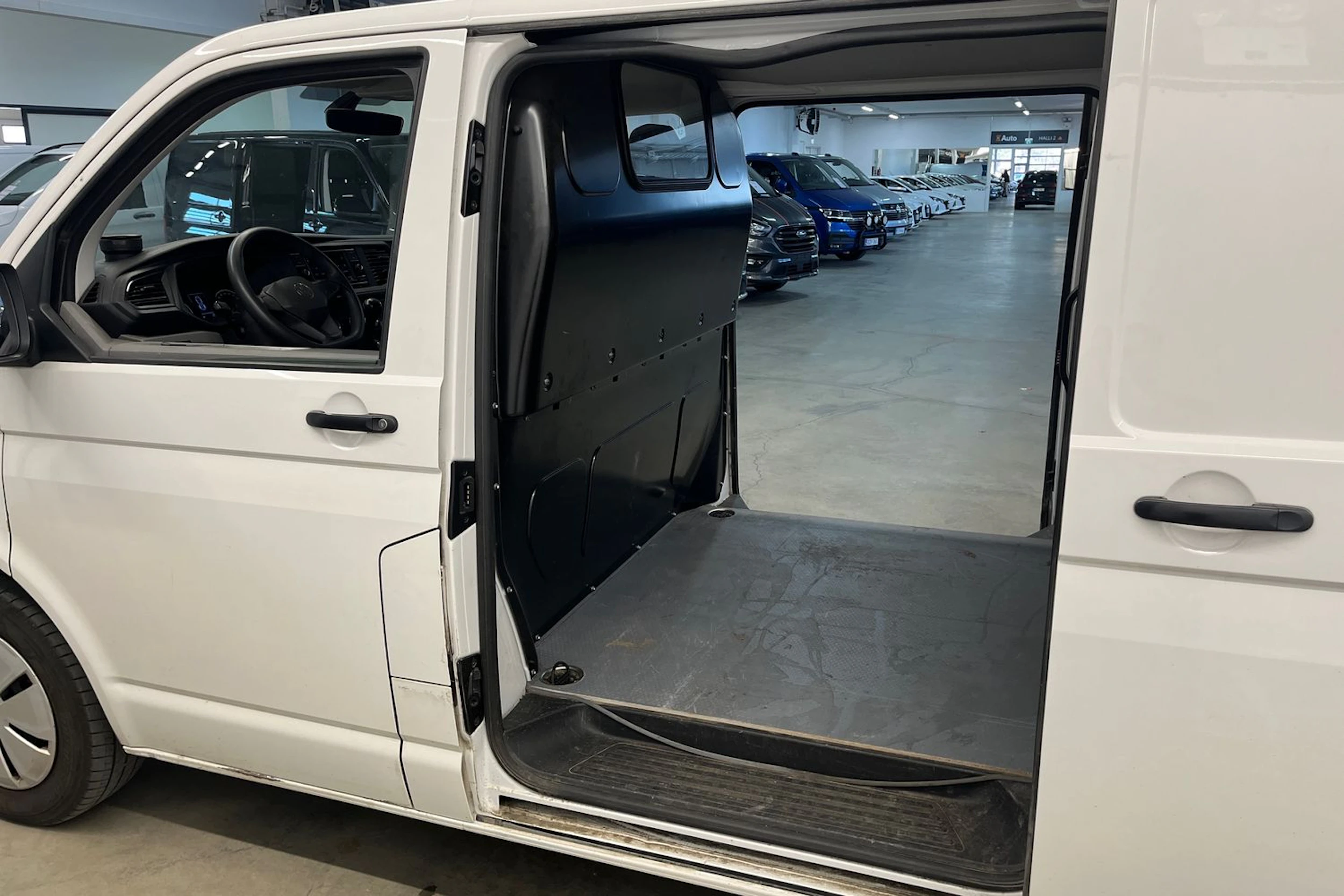 valkoinen Volkswagen Transporter 2024 kuva 6.