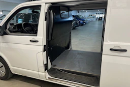 valkoinen Volkswagen Transporter 2024 kuva 6.