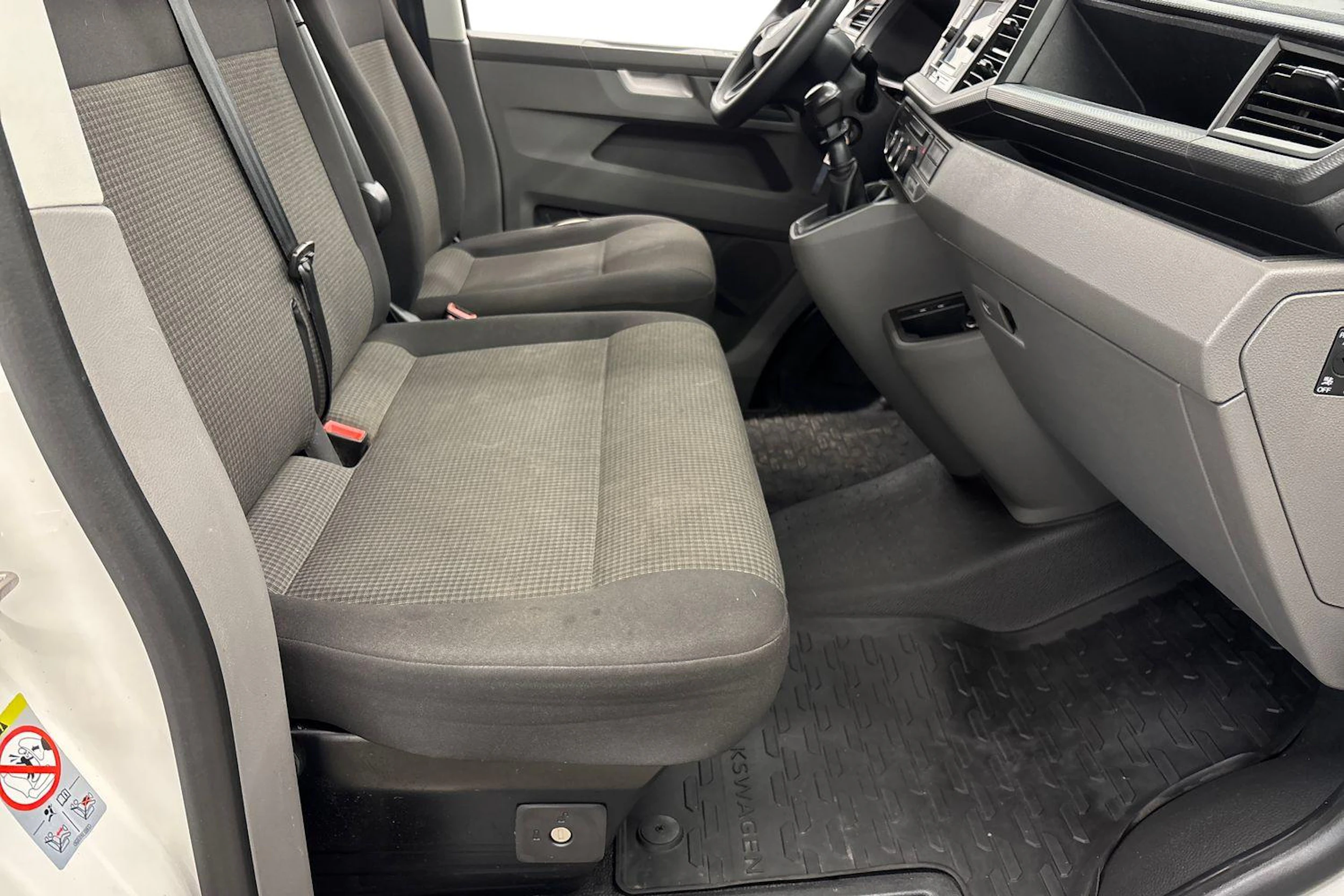 valkoinen Volkswagen Transporter 2024 kuva 11.