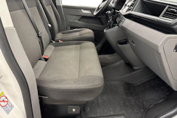 valkoinen Volkswagen Transporter 2024 kuva 11.
