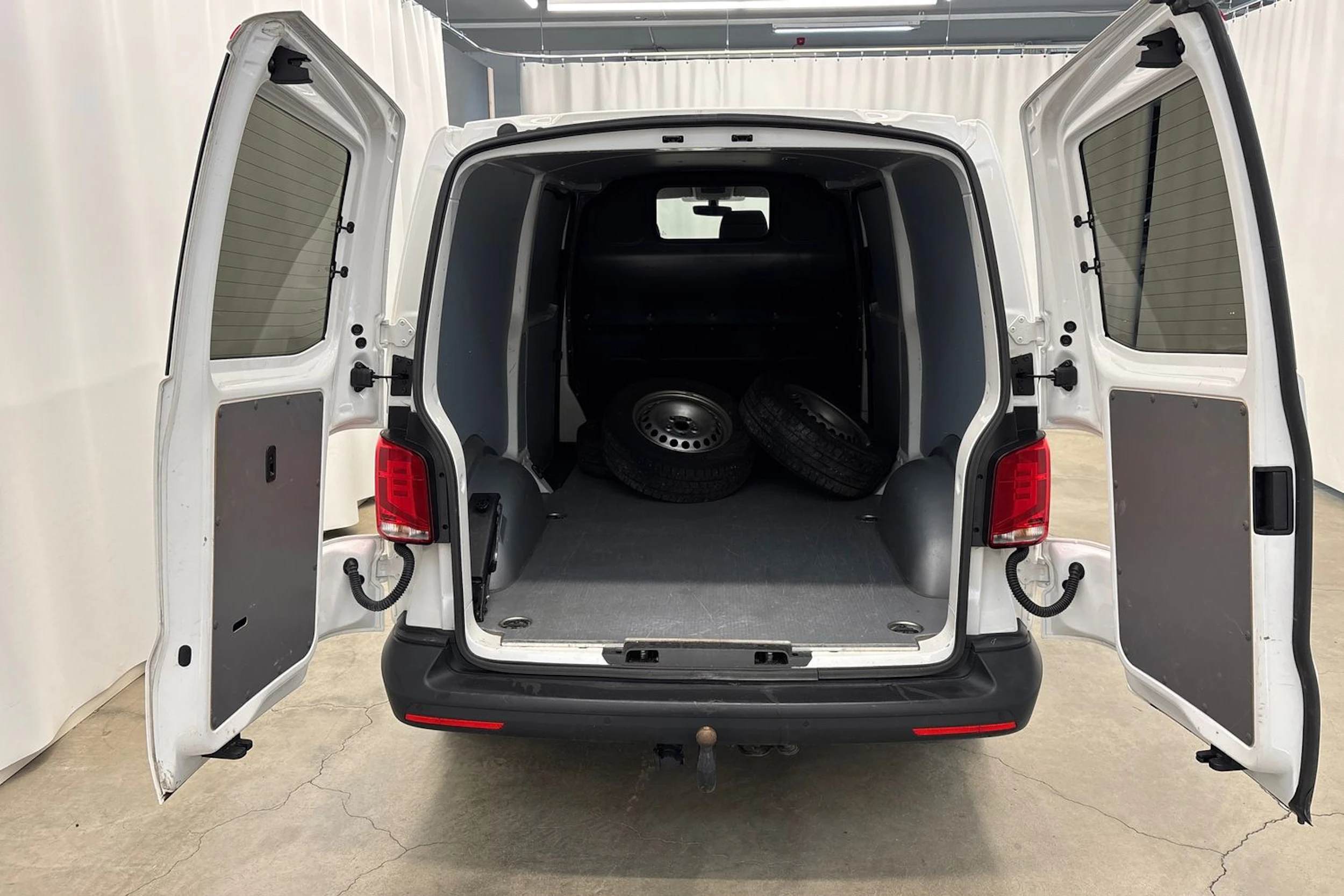 valkoinen Volkswagen Transporter 2024 kuva 16.