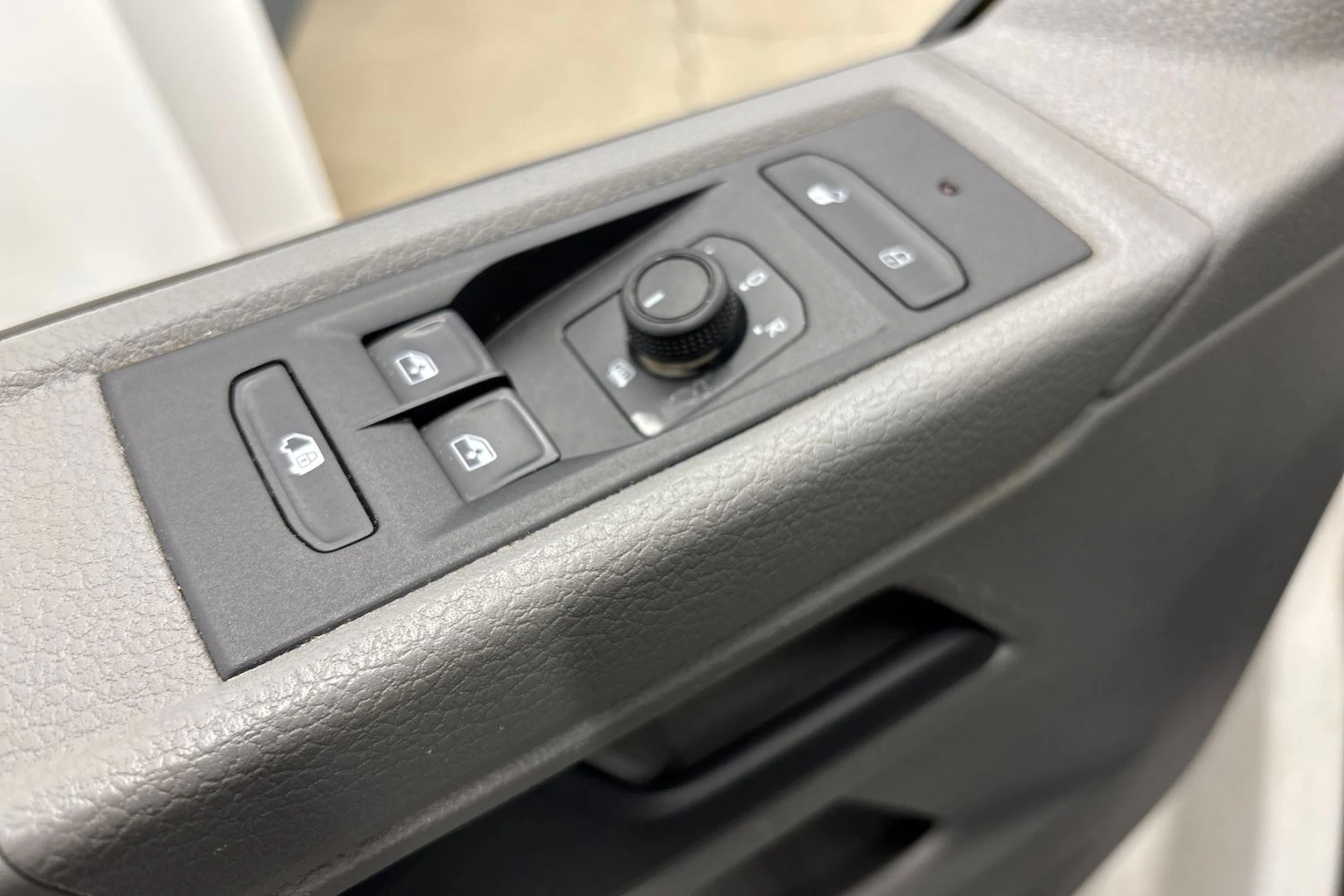 valkoinen Volkswagen Transporter 2024 kuva 18.