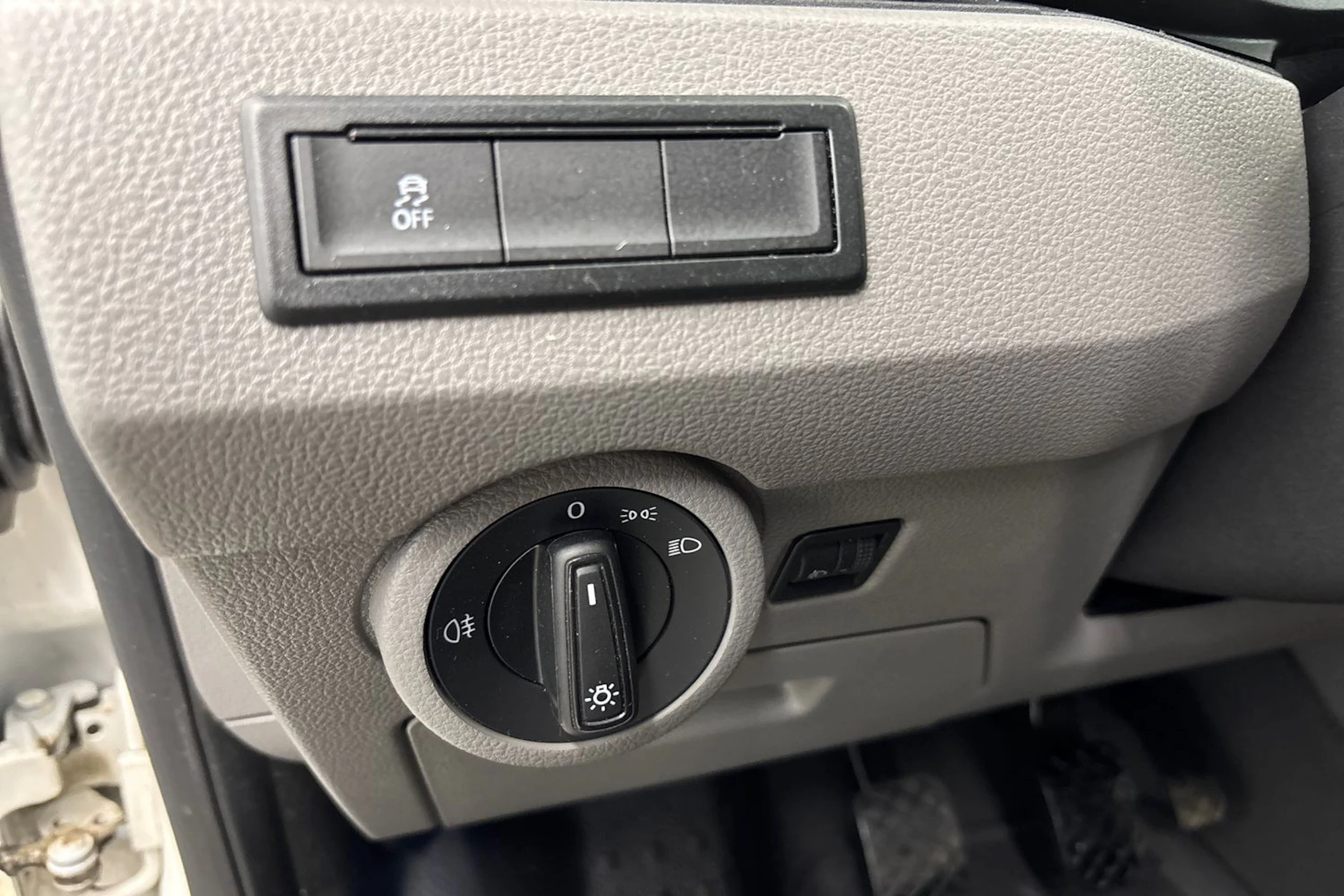 valkoinen Volkswagen Transporter 2024 kuva 19.