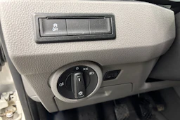 valkoinen Volkswagen Transporter 2024 kuva 19.