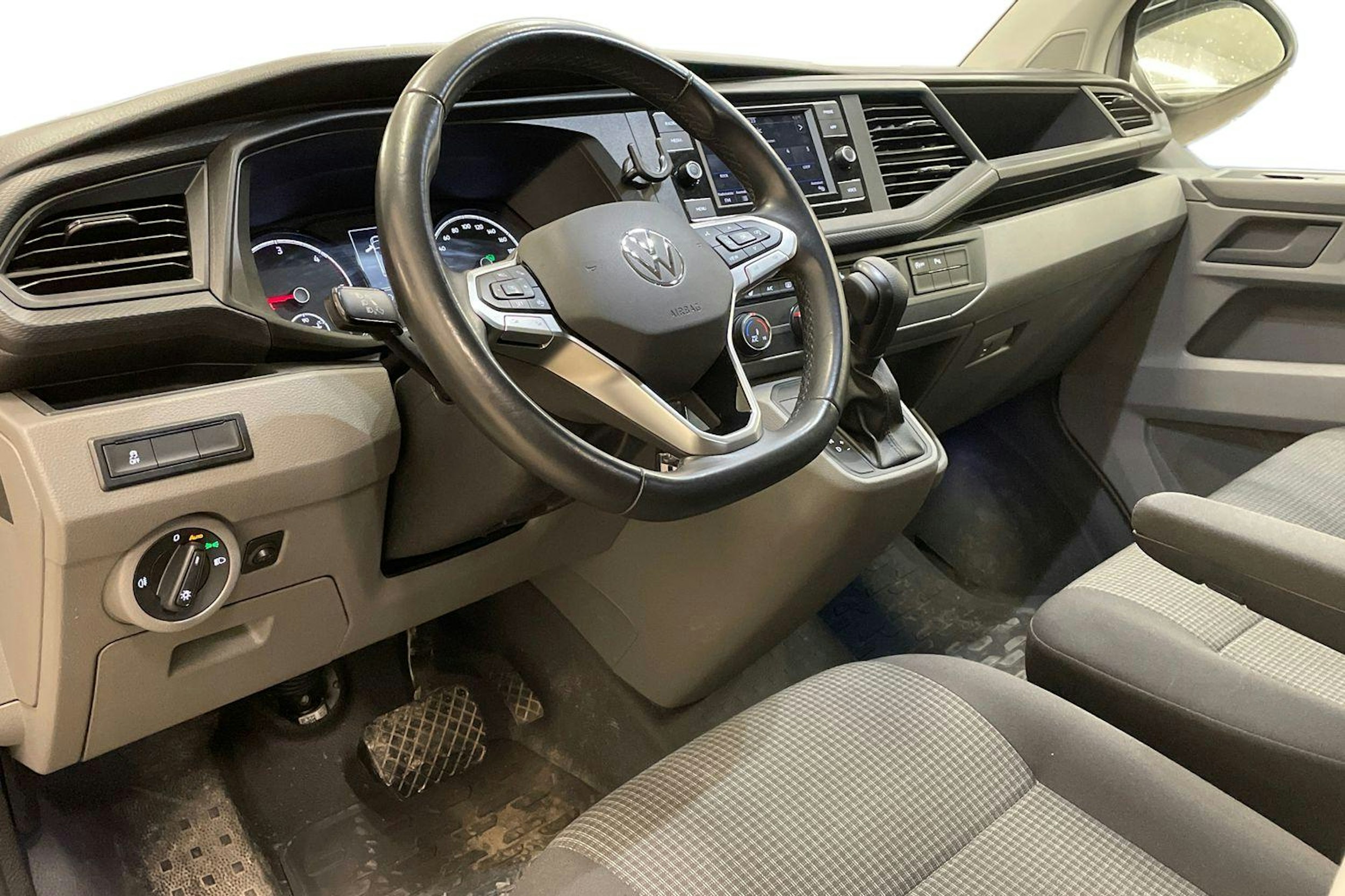 valkoinen Volkswagen Transporter 2024 kuva 3.