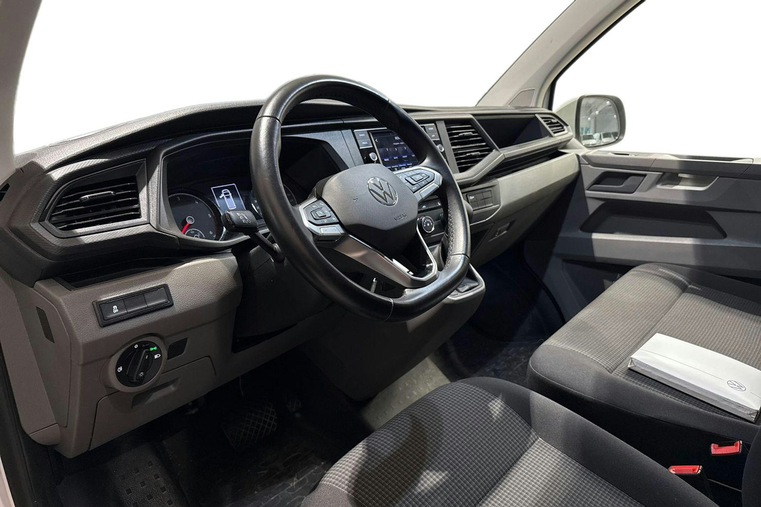 valkoinen Volkswagen Transporter 2024 kuva 3.