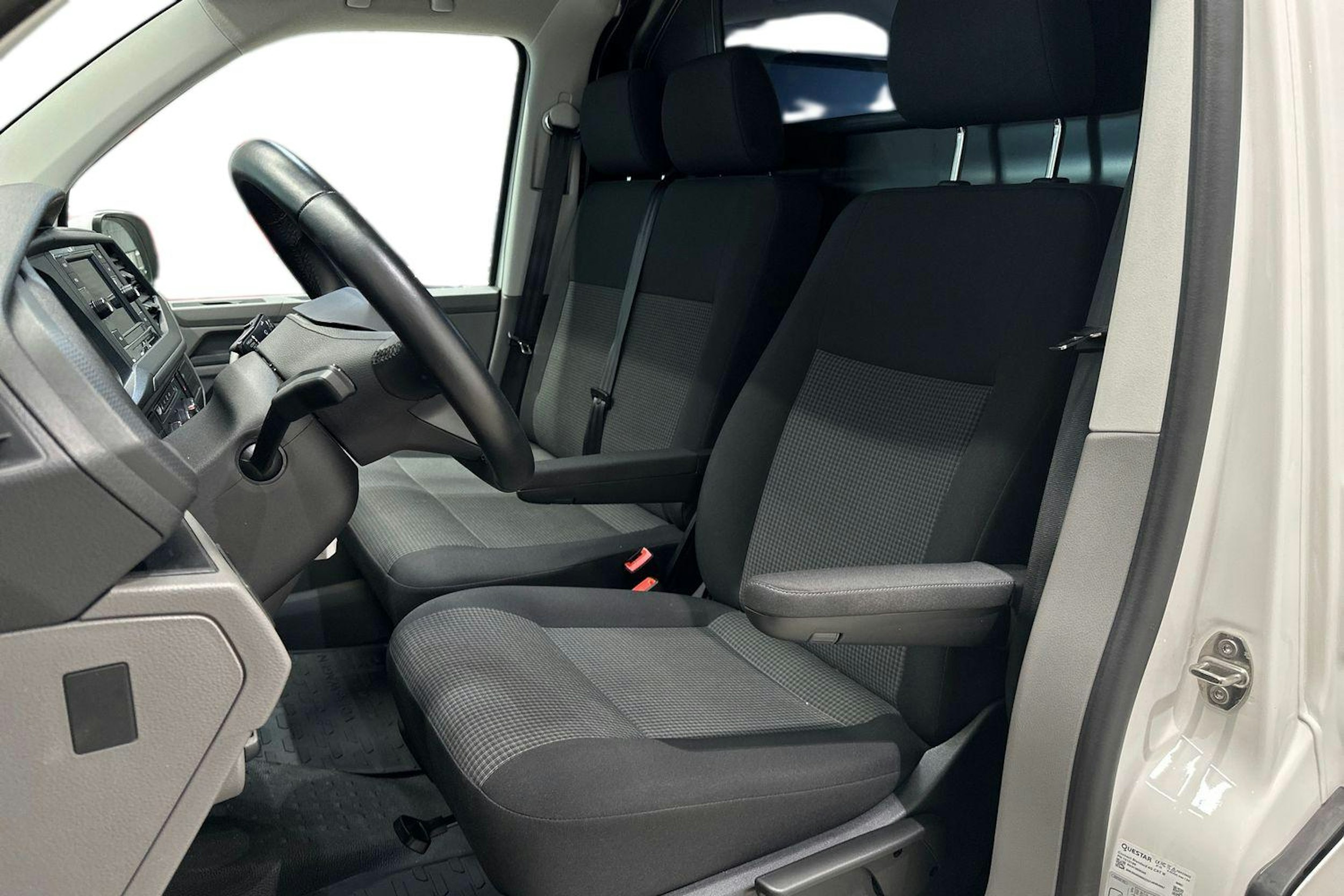 valkoinen Volkswagen Transporter 2024 kuva 9.