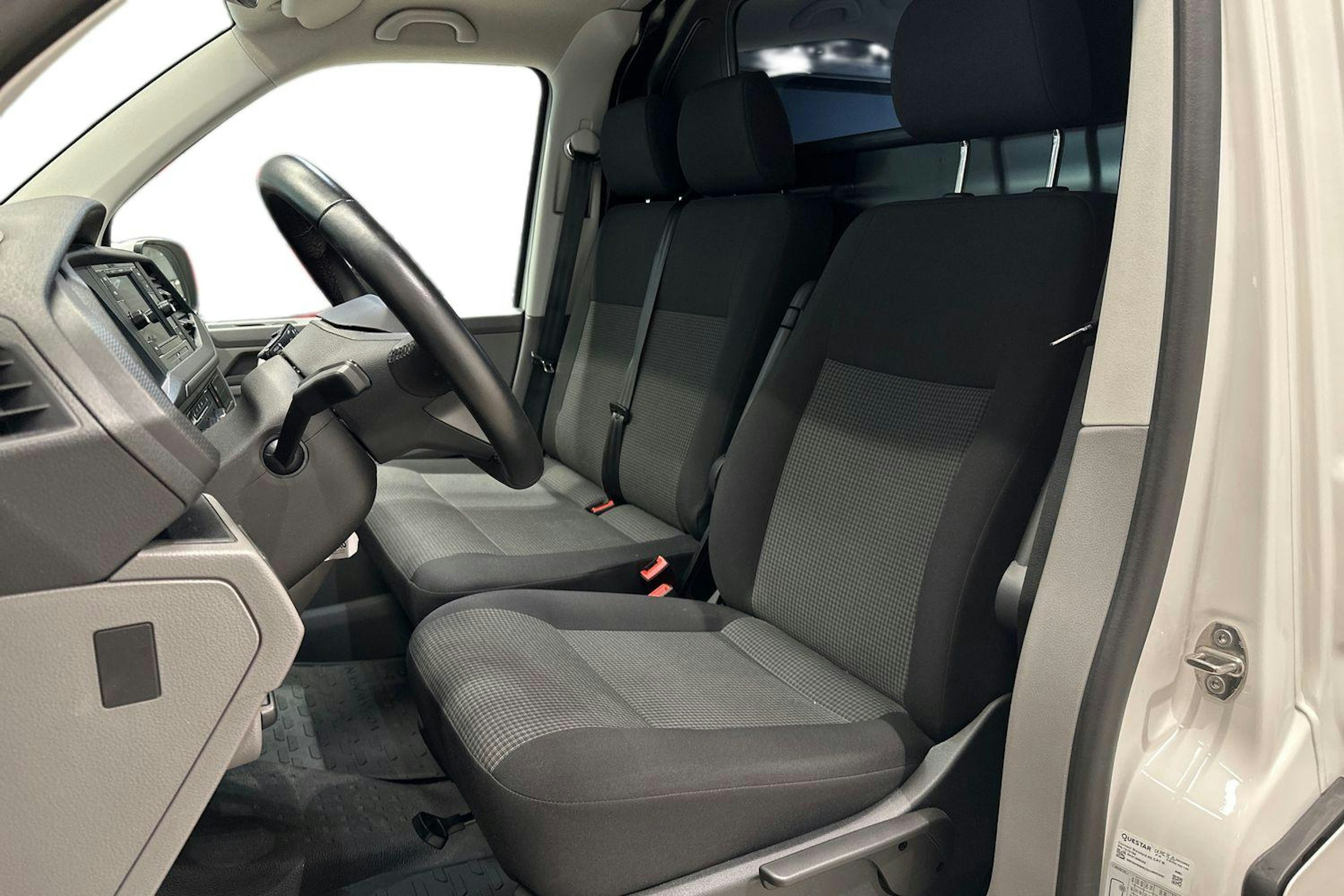 valkoinen Volkswagen Transporter 2024 kuva 10.