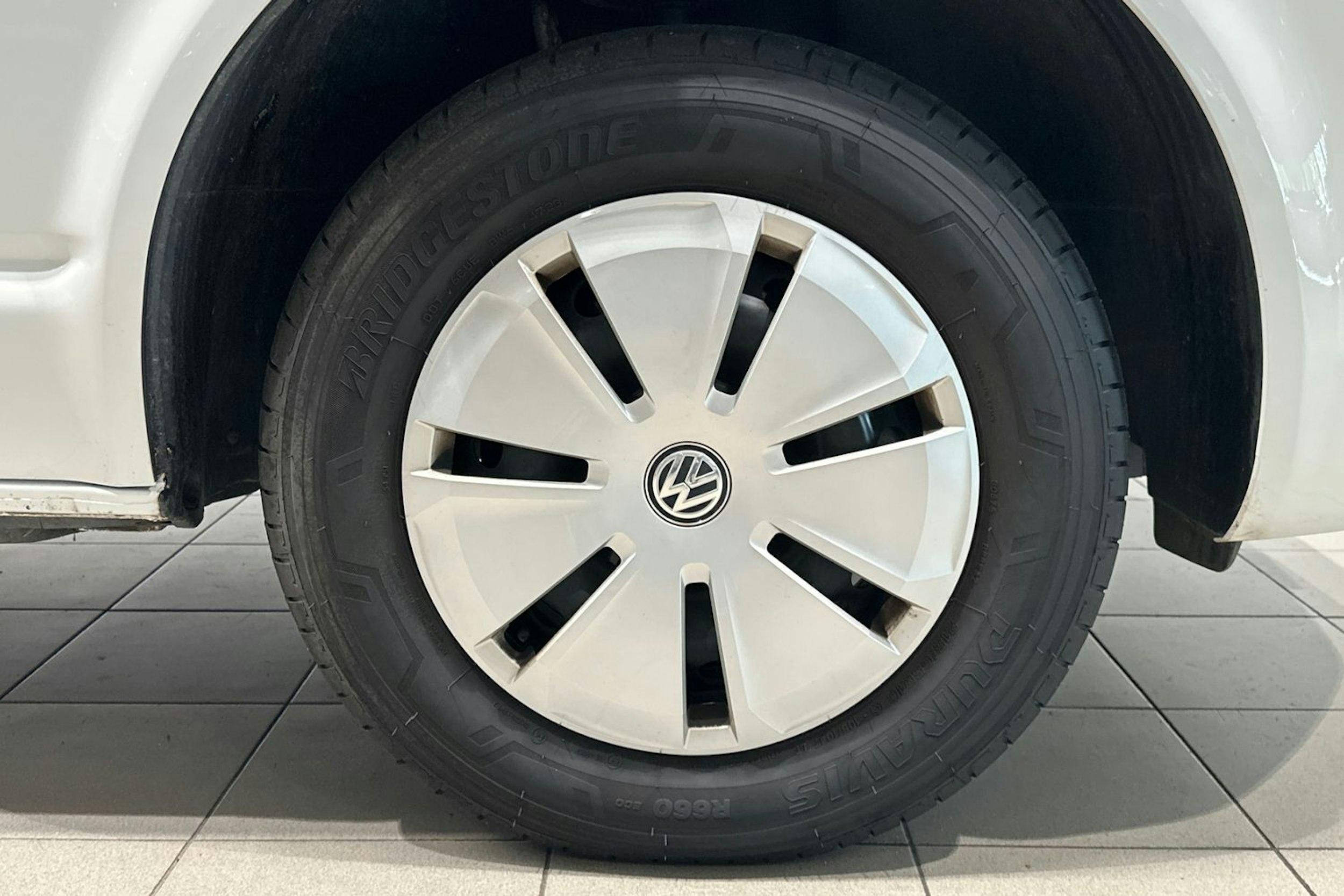 valkoinen Volkswagen Transporter 2024 kuva 11.