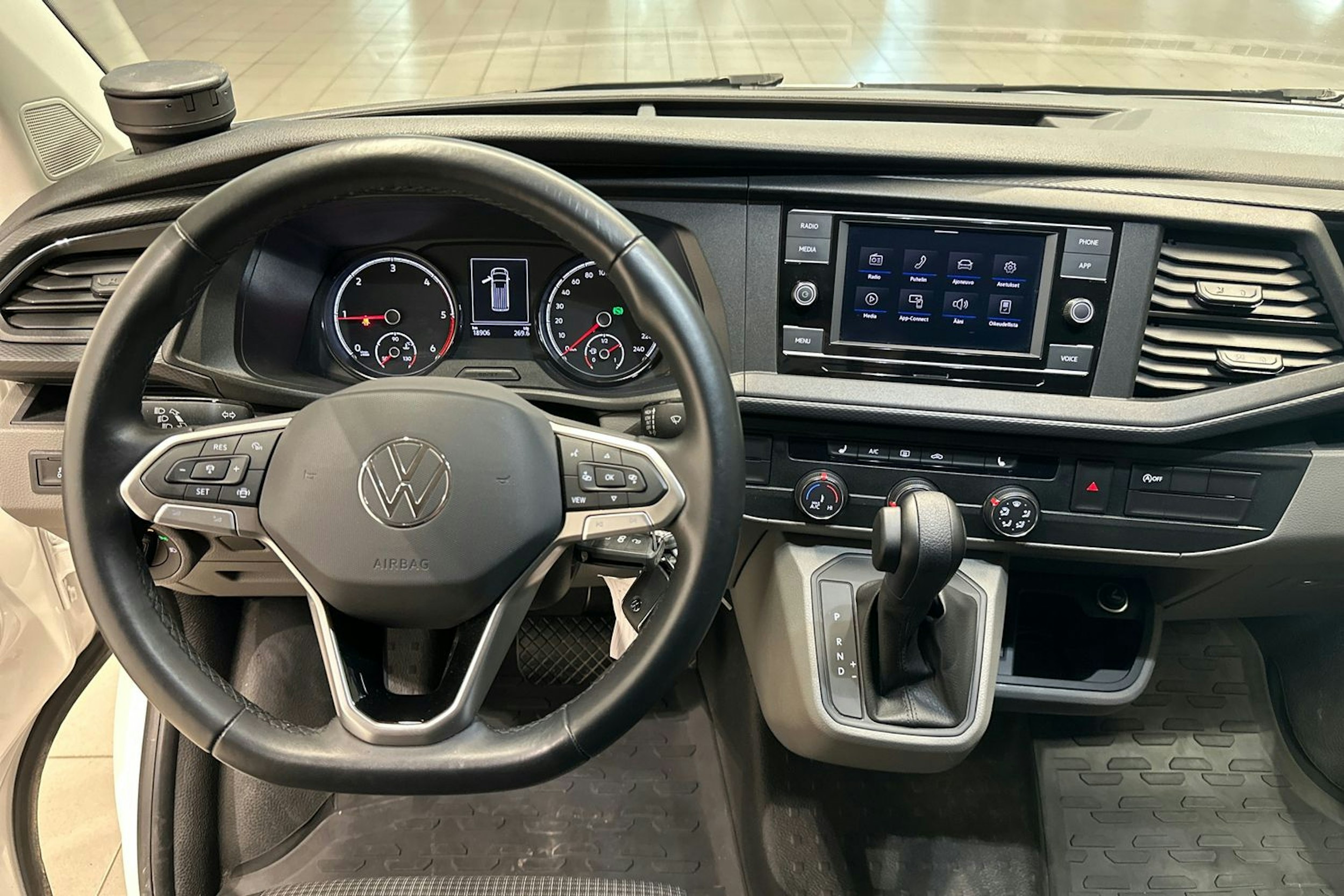 valkoinen Volkswagen Transporter 2024 kuva 14.