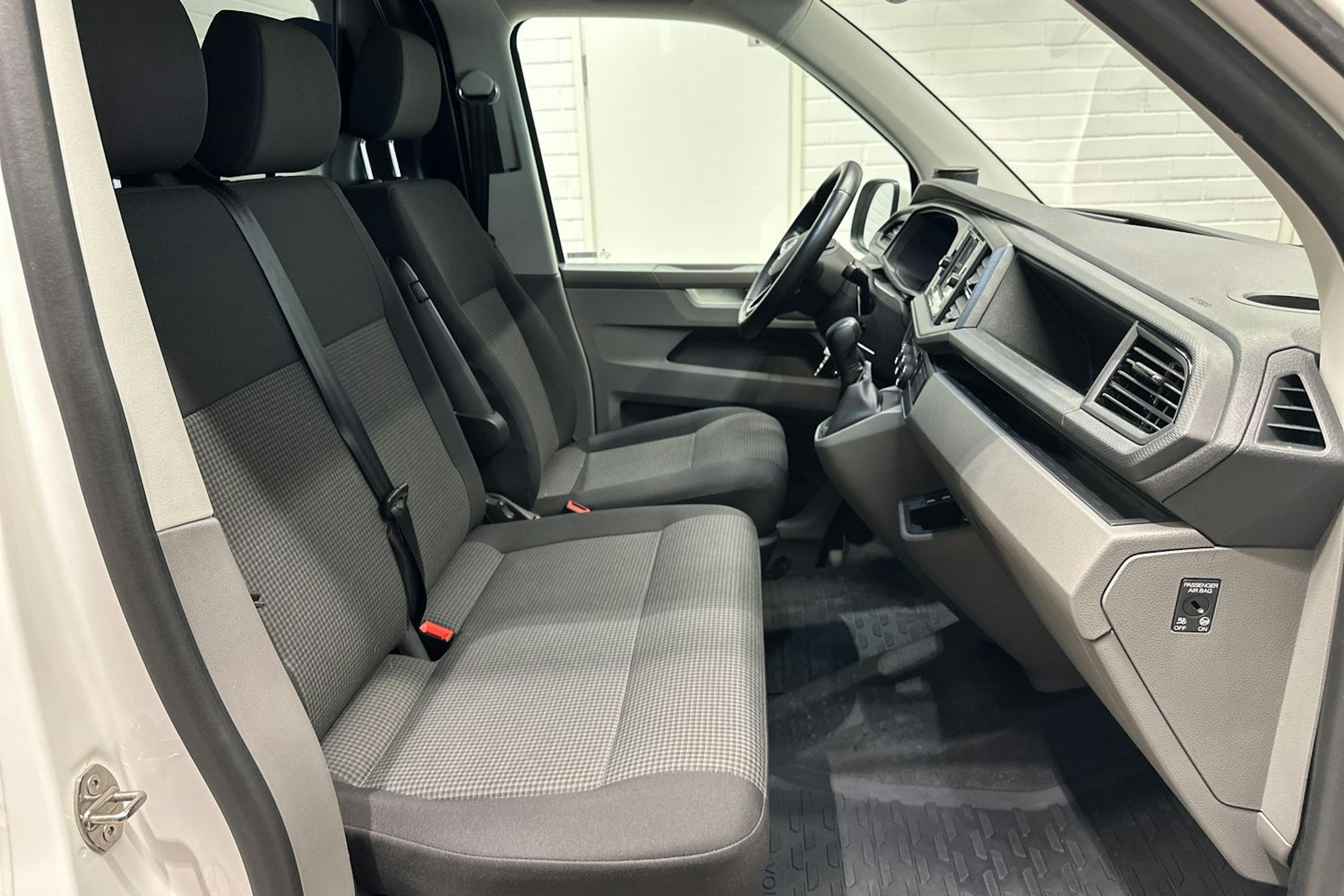 valkoinen Volkswagen Transporter 2024 kuva 15.